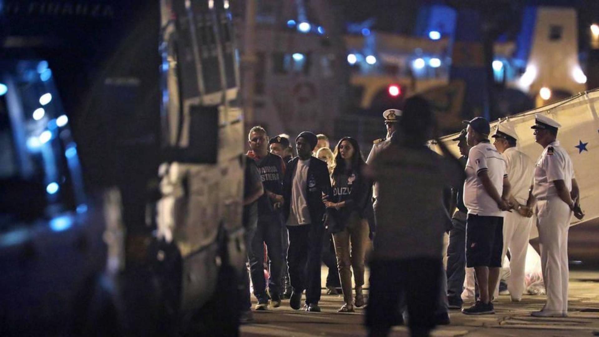 Italia trata de reubicar en la UE a 450 migrantes que están en aguas de Sicilia