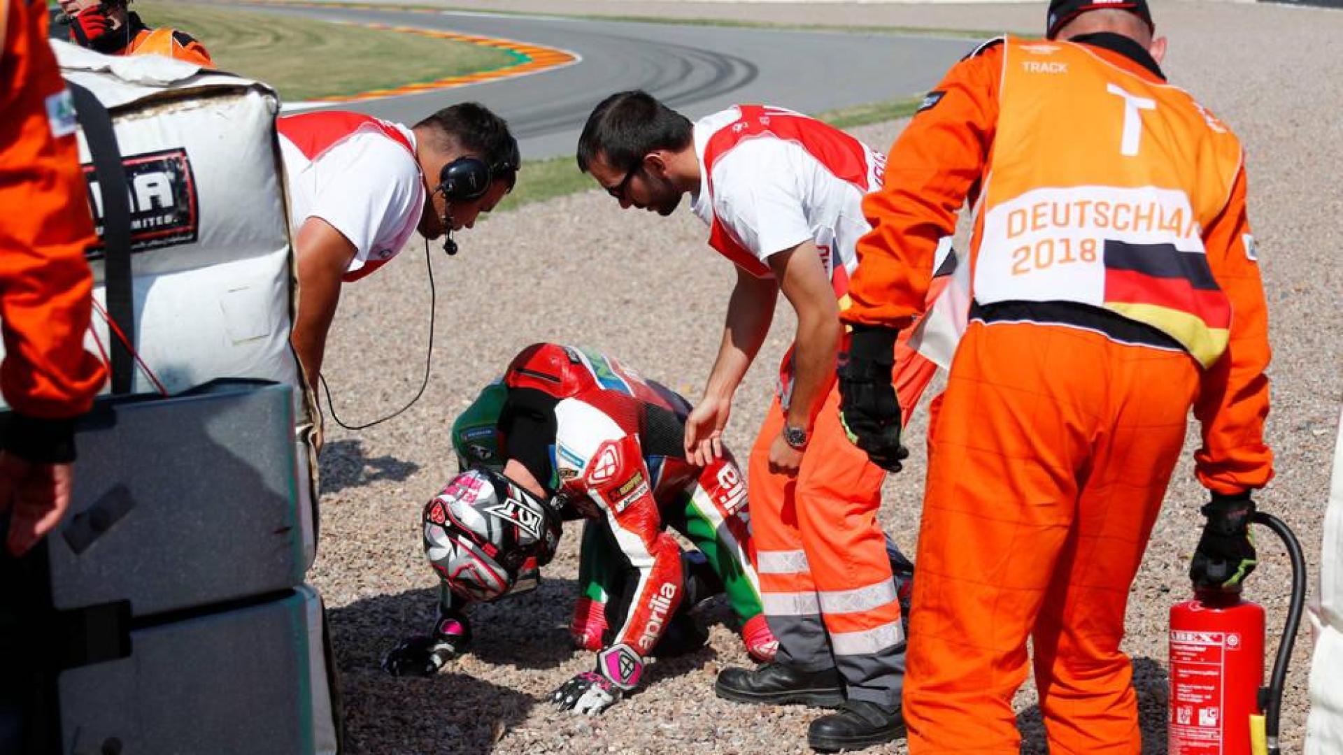 Un accidente en los libres deja fuera de la carrera a Aleix Espargaró