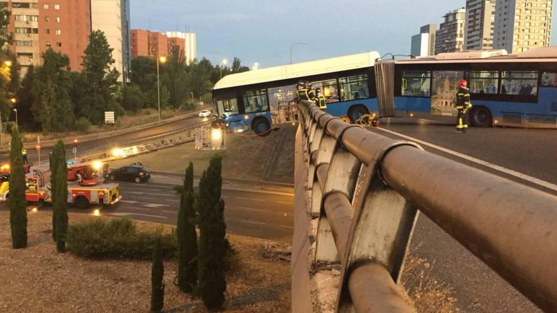 Un bus lanzadera del Mad Cool sin pasajeros queda suspendido de un puente