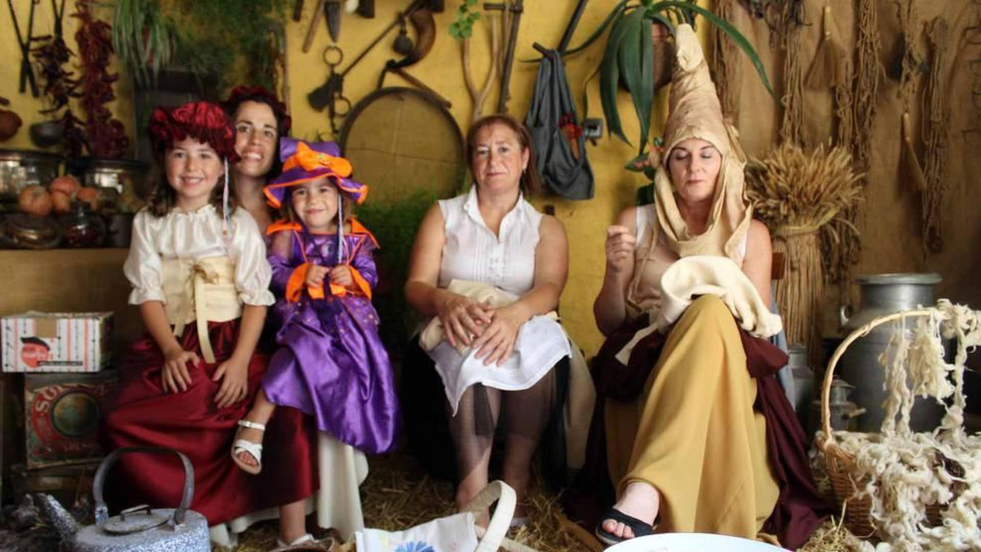 Más de 3.000 personas acudieron este domingo al Mercado de la Brujería, atraídas por los cantares de los juglares que relataron la vida del brujo y clérigo Johanes, entre otras historias medievales