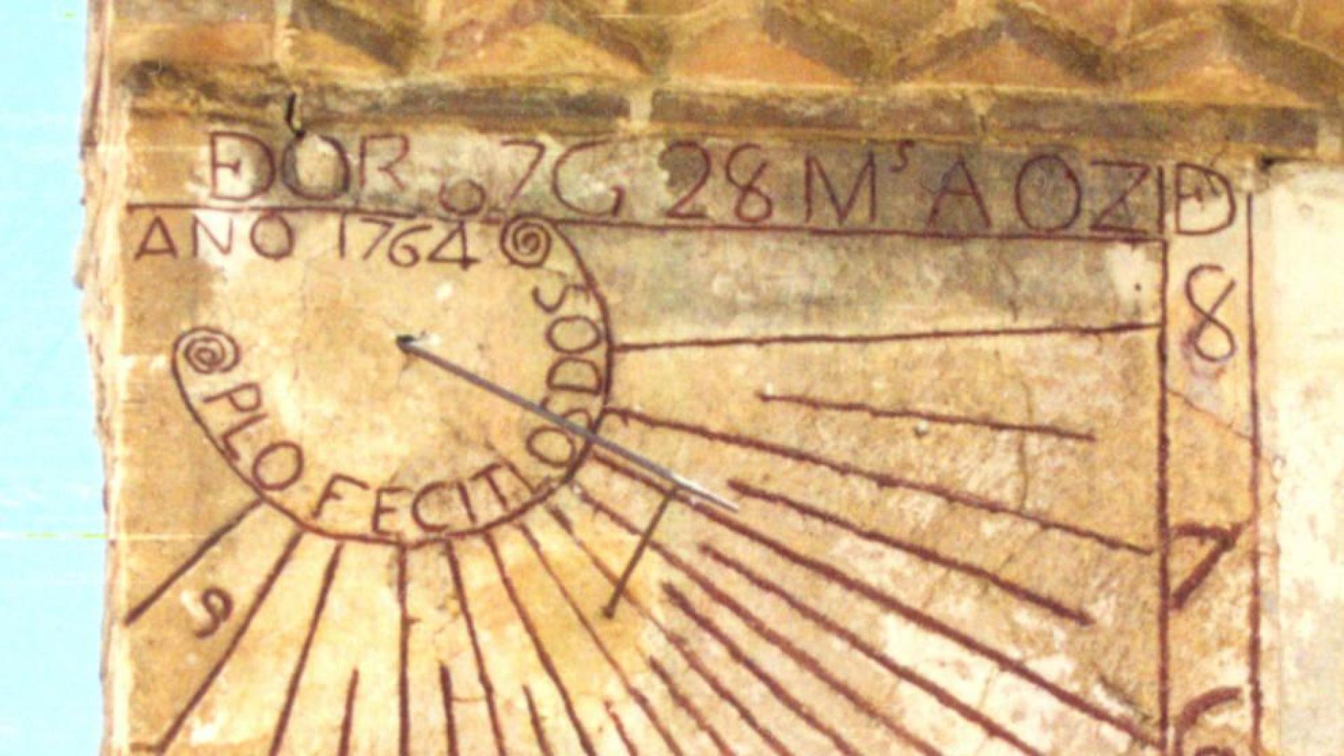 Un reloj de sol con firma de arquitecto