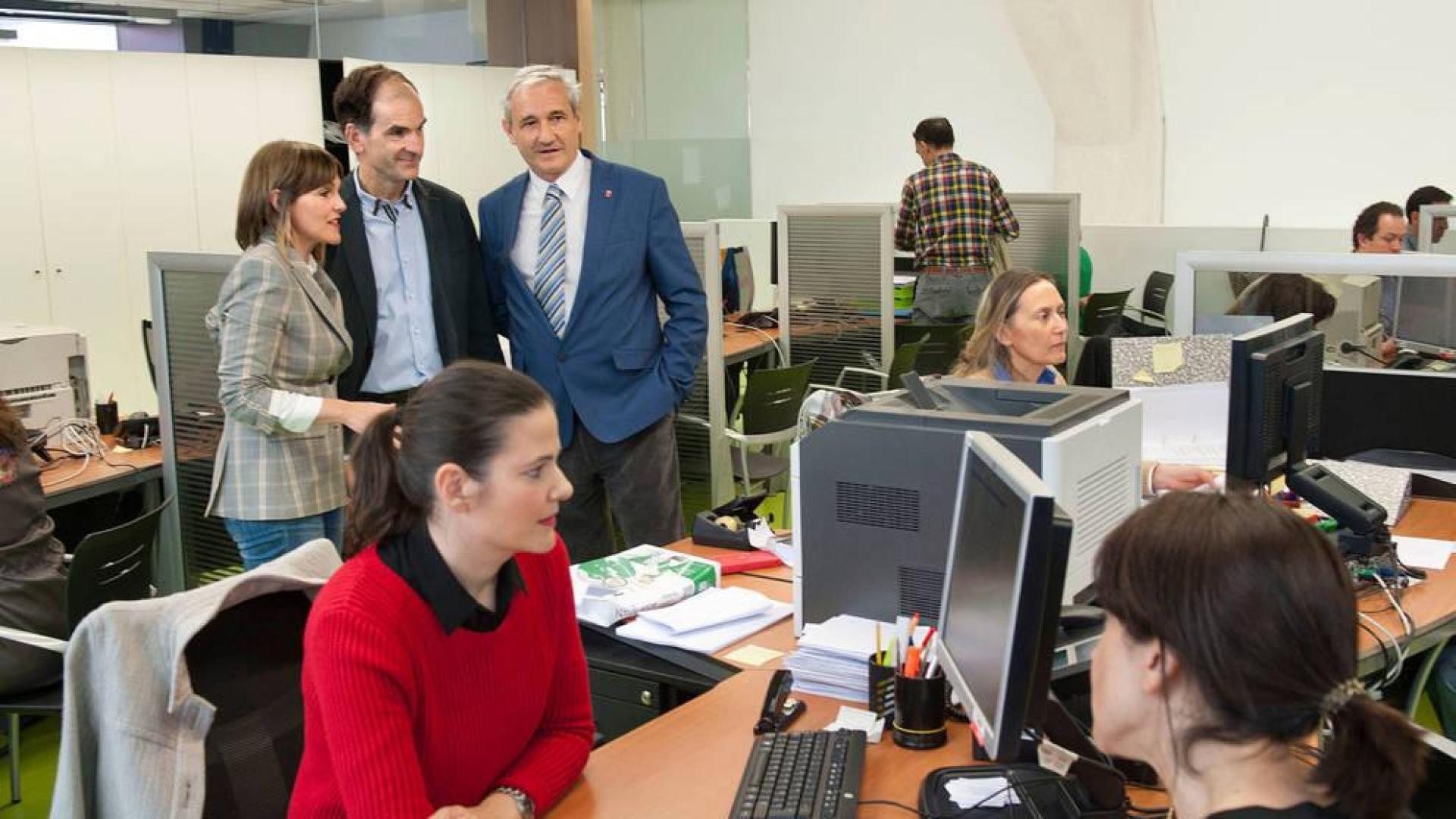 El Defensor pide a Hacienda que amplíe las citas previas en la Renta