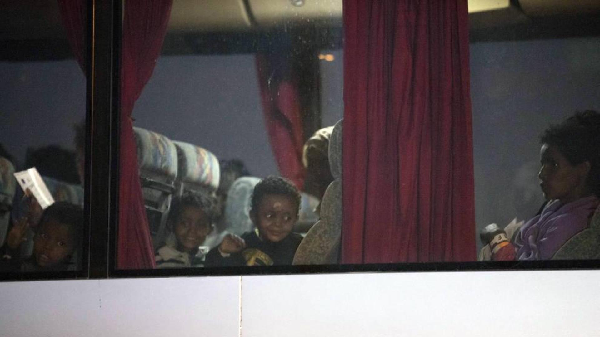 Italia autoriza el desembarco de 450 inmigrantes para reubicarlos en Europa