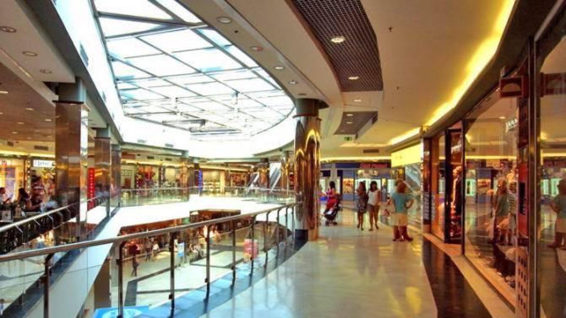 Cuatro ladrones asaltan una joyería de Castelldefels y huyen tras un tiroteo