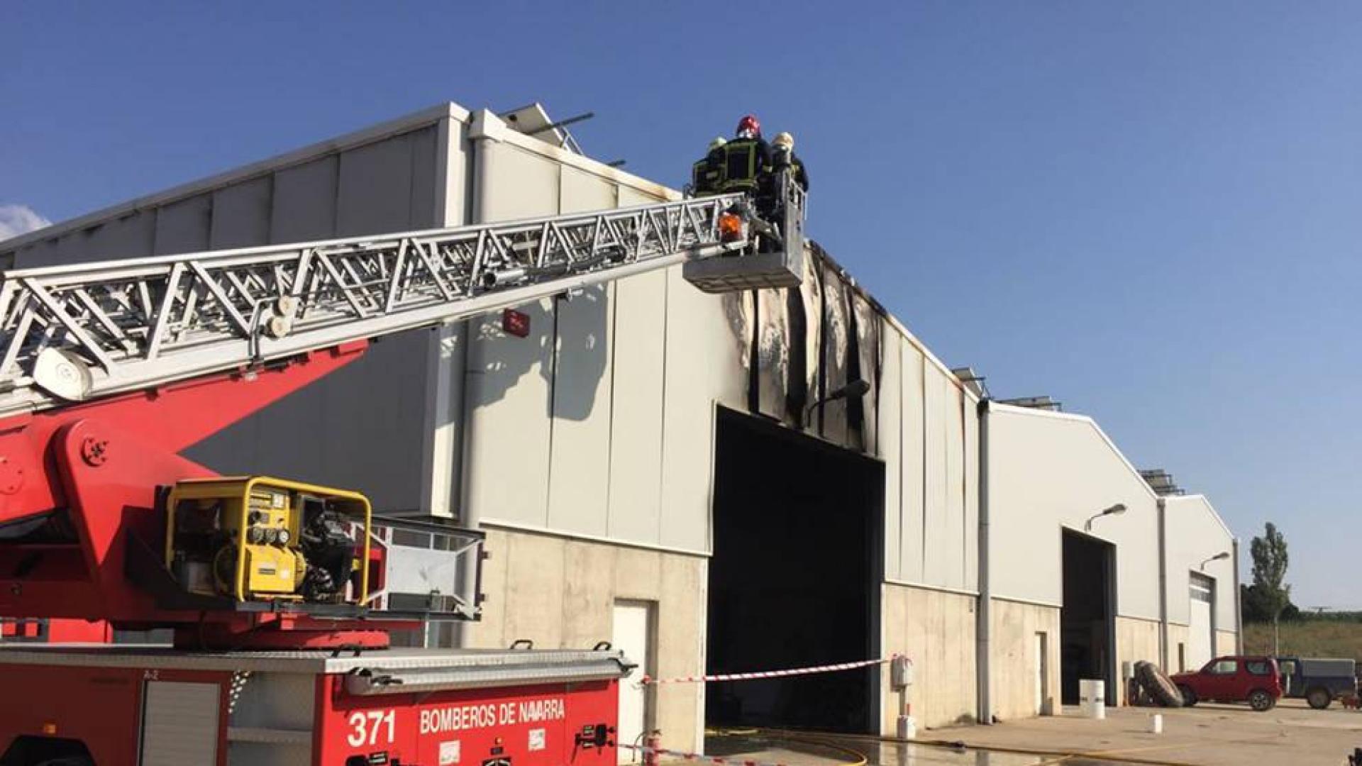 Un incendio calcina una nave industrial y material agrícola en Artajona