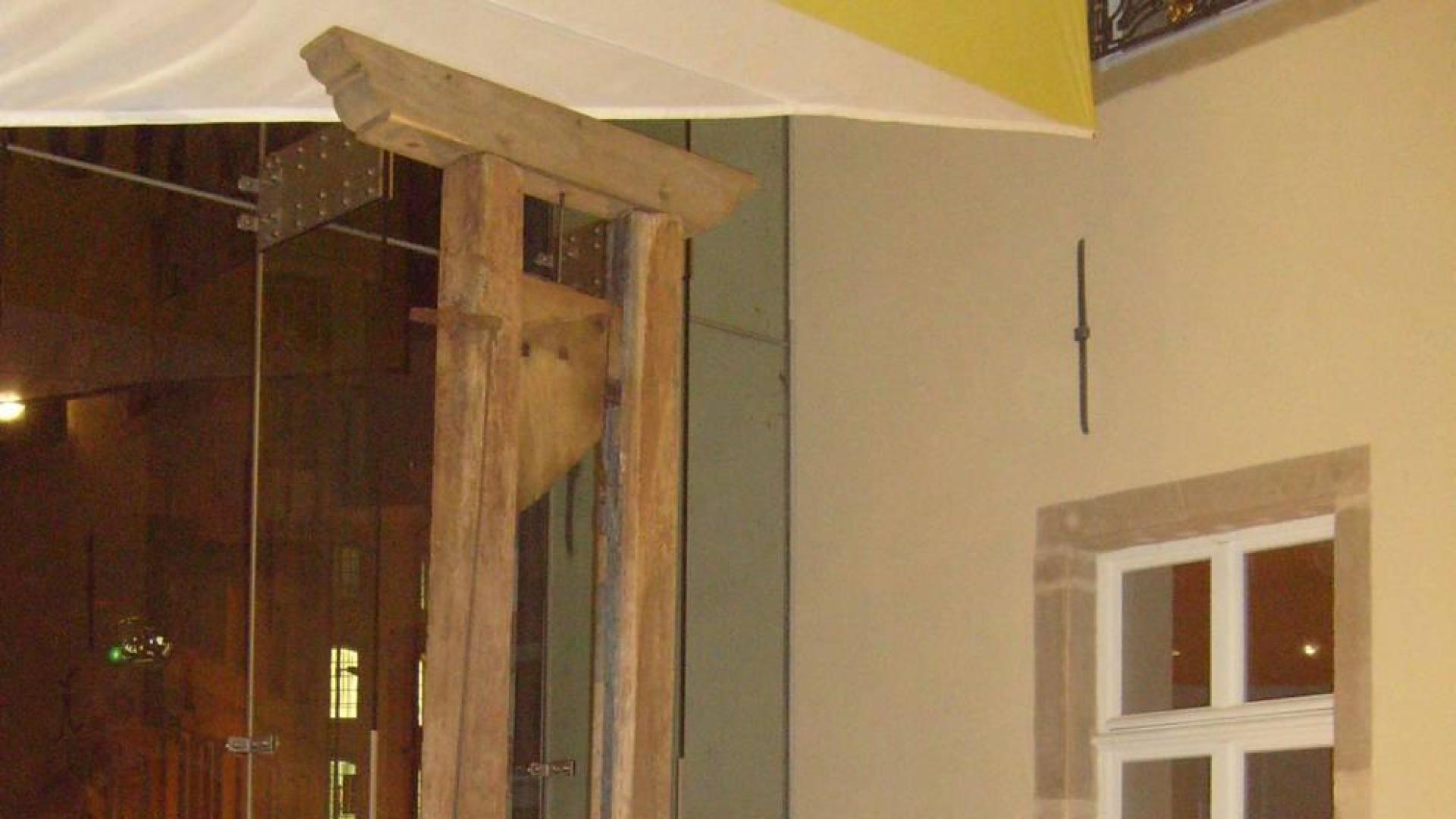 Una "divertida" guillotina en casa