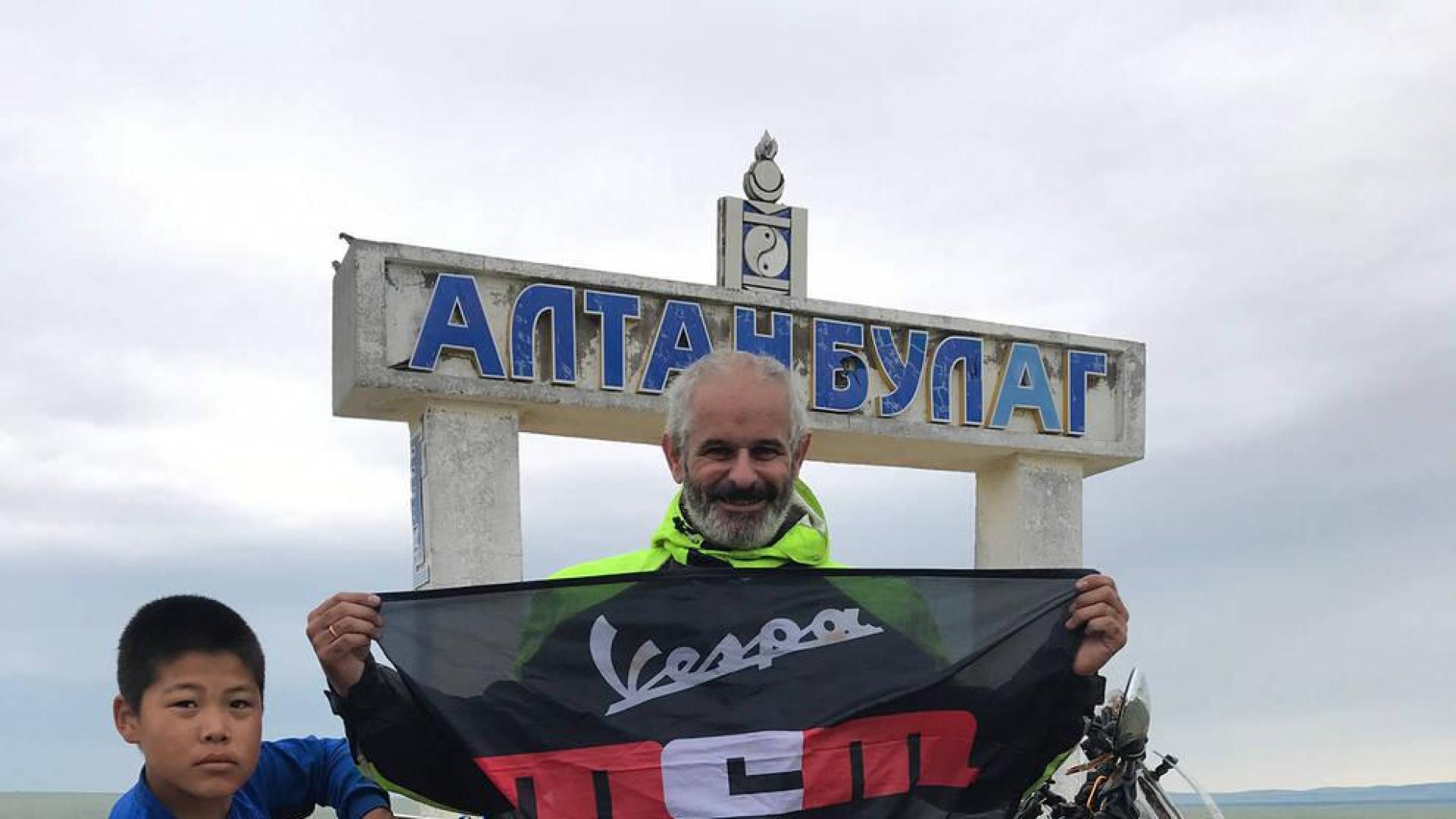 La vespa del aventurero navarro José Antonio Fernández cruza la estepa