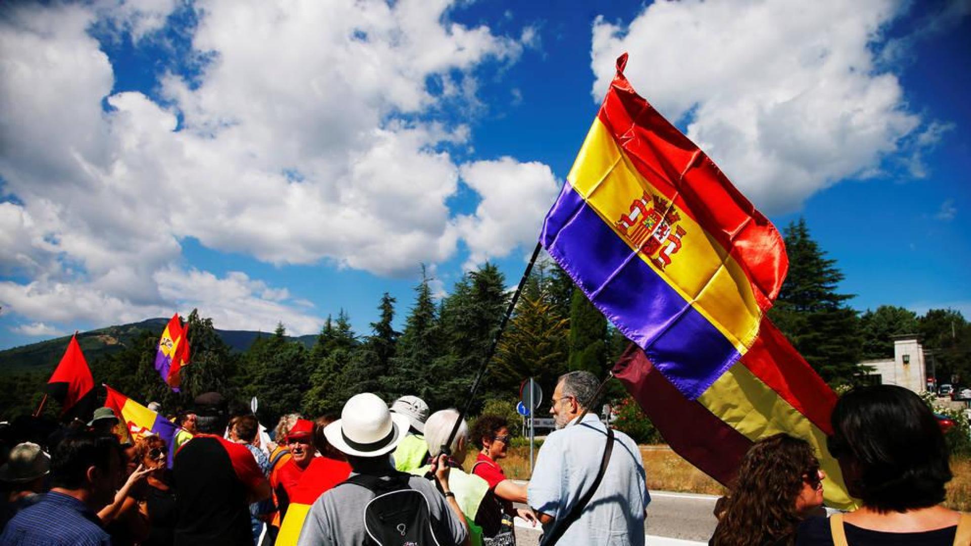 Cruce de insultos en una protesta republicana en el Valle de los Caídos