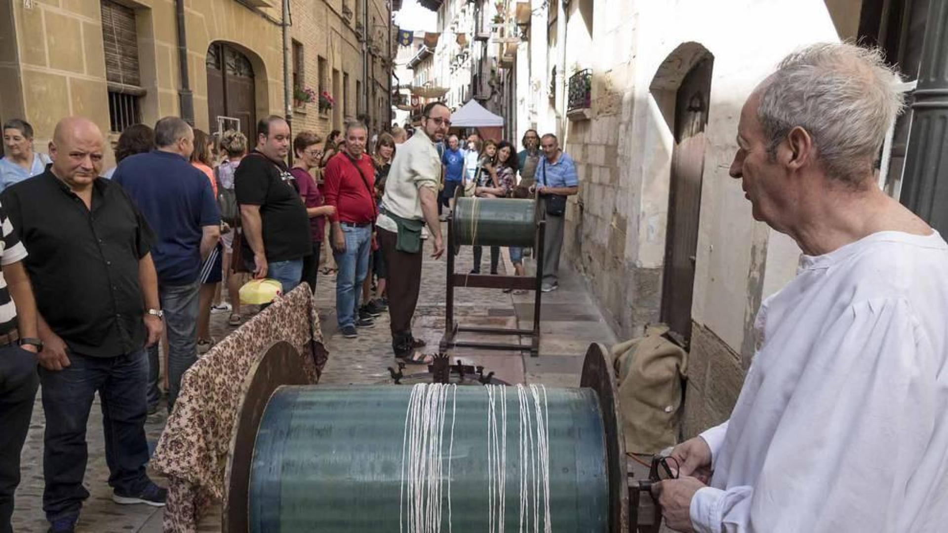 Imagen del mercado, público y artesanía presentes durante la Semana Medieval de Estella