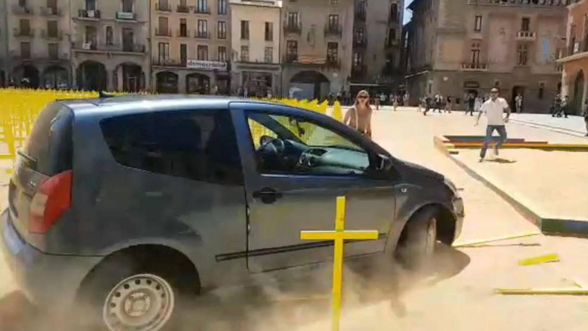 Un coche arrolla cruces amarillas por los presos en la plaza de Vic