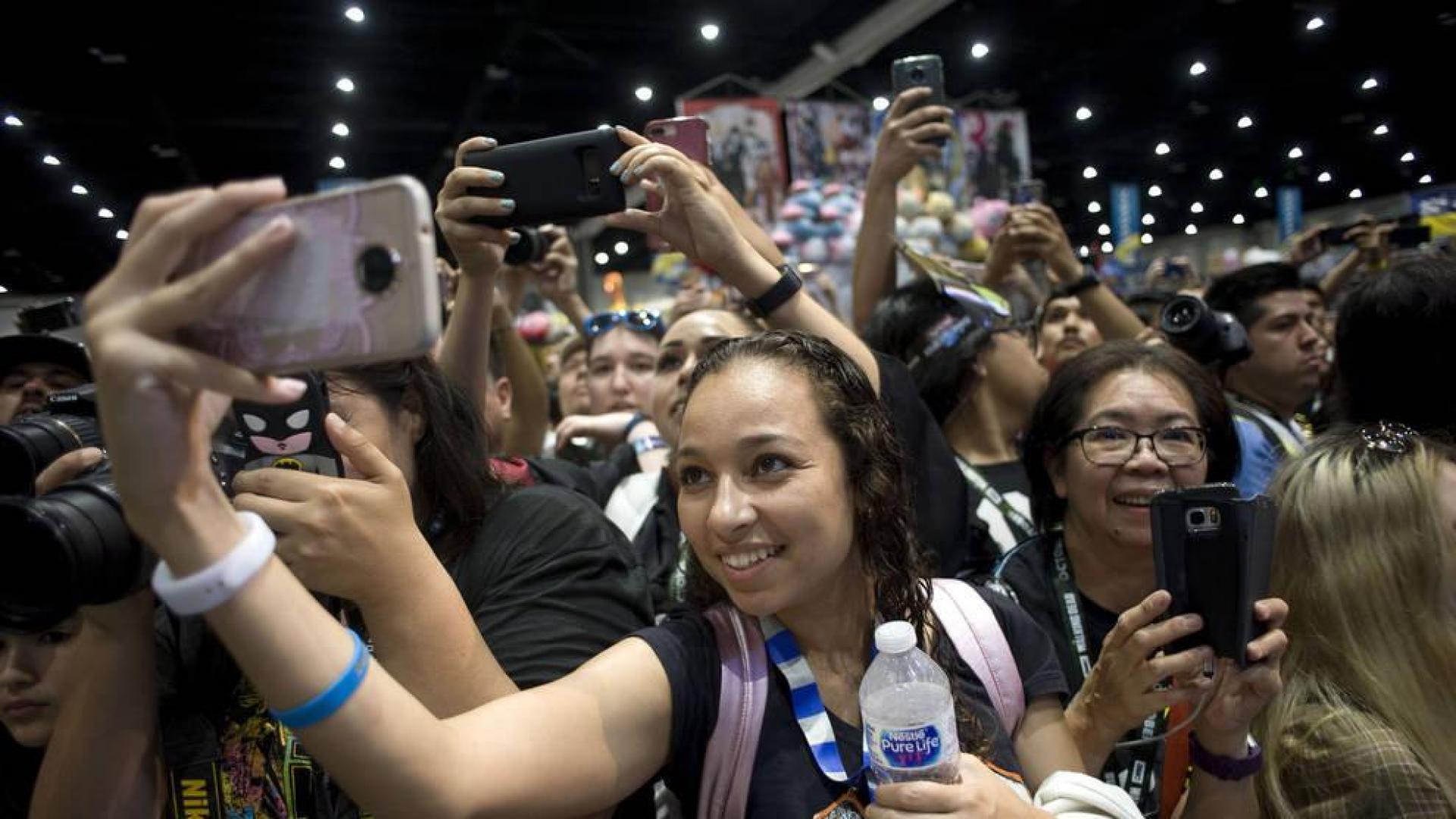 Gal Gadot y Johnny Depp enloquecen al público de Comic-Con