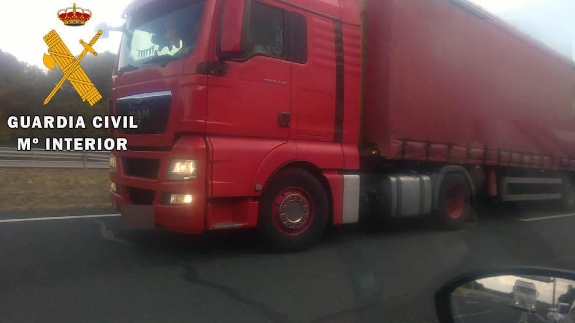 Un camionero moldavo conduce un kilómetro en sentido contrario por la AP-15