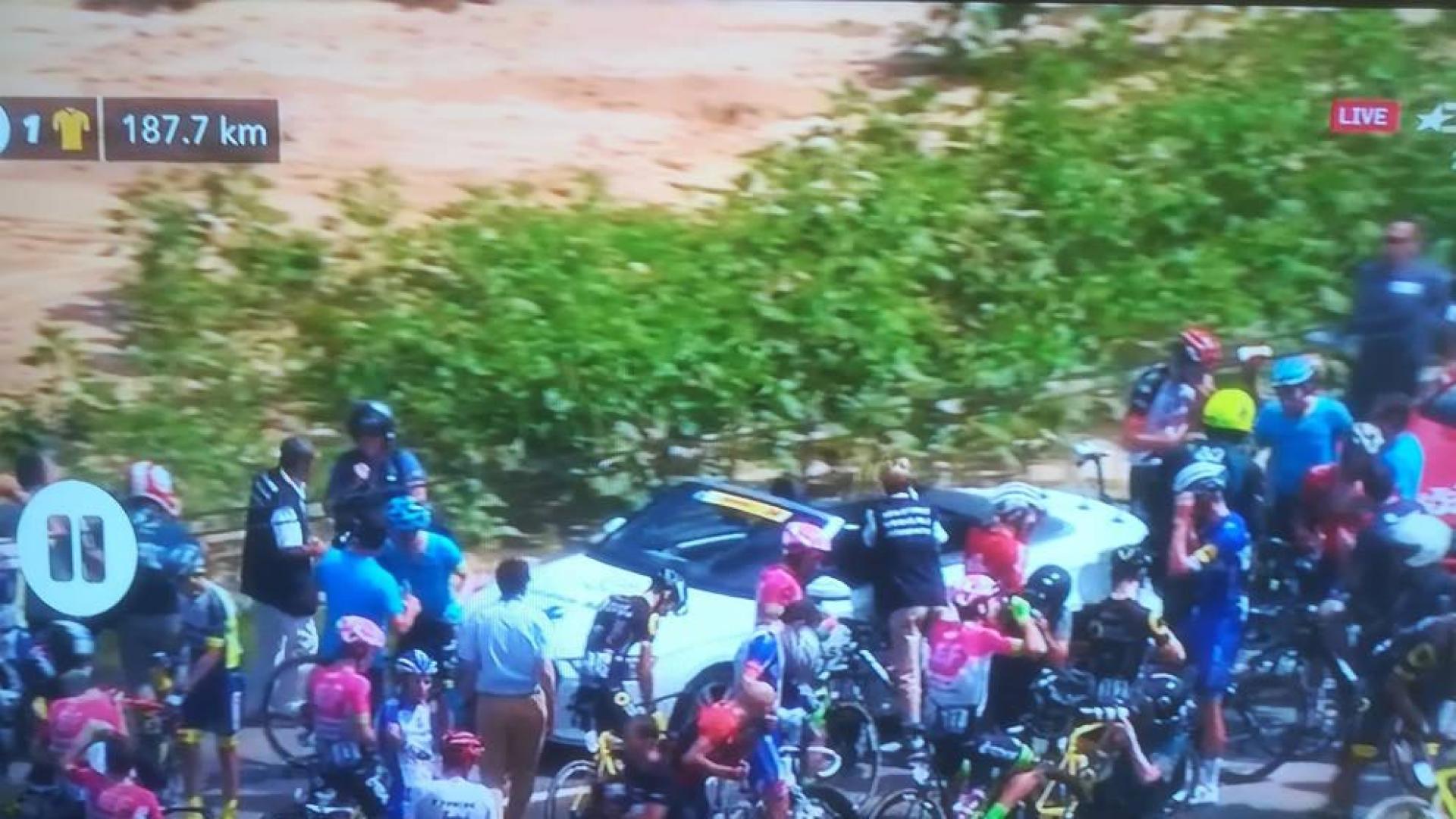 Arrojan líquido irritante a los ciclistas y detienen el Tour