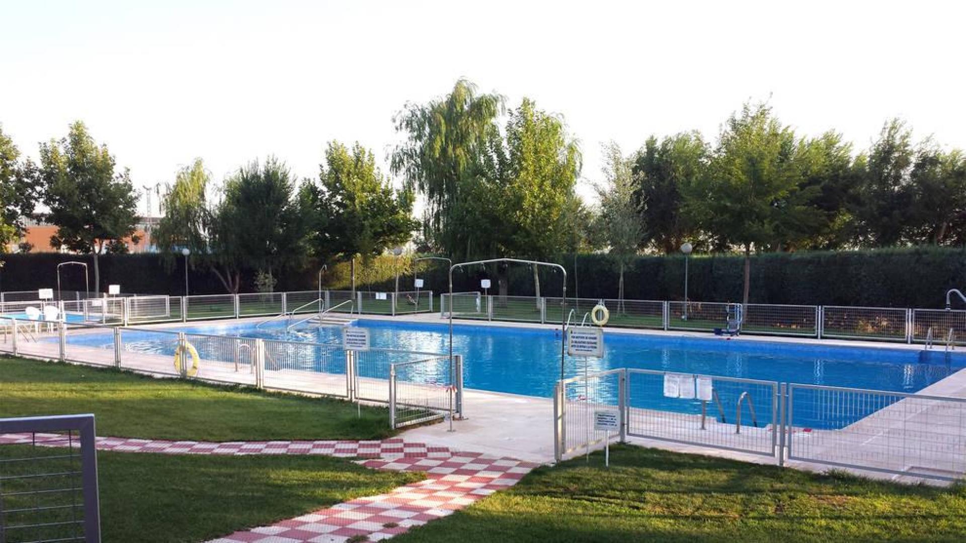 Grave un niño de dos años tras caer de madrugada en una piscina municipal de Toledo