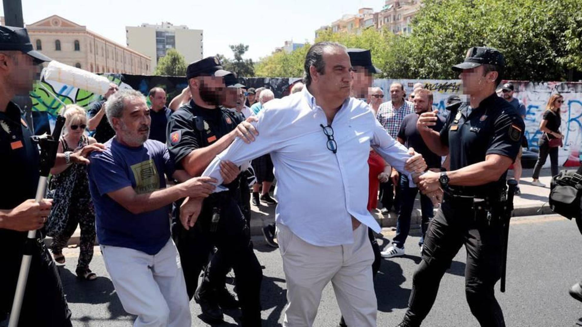 Tensión entre la Policía y detractores del mural que apoya a los condenados de Alsasua