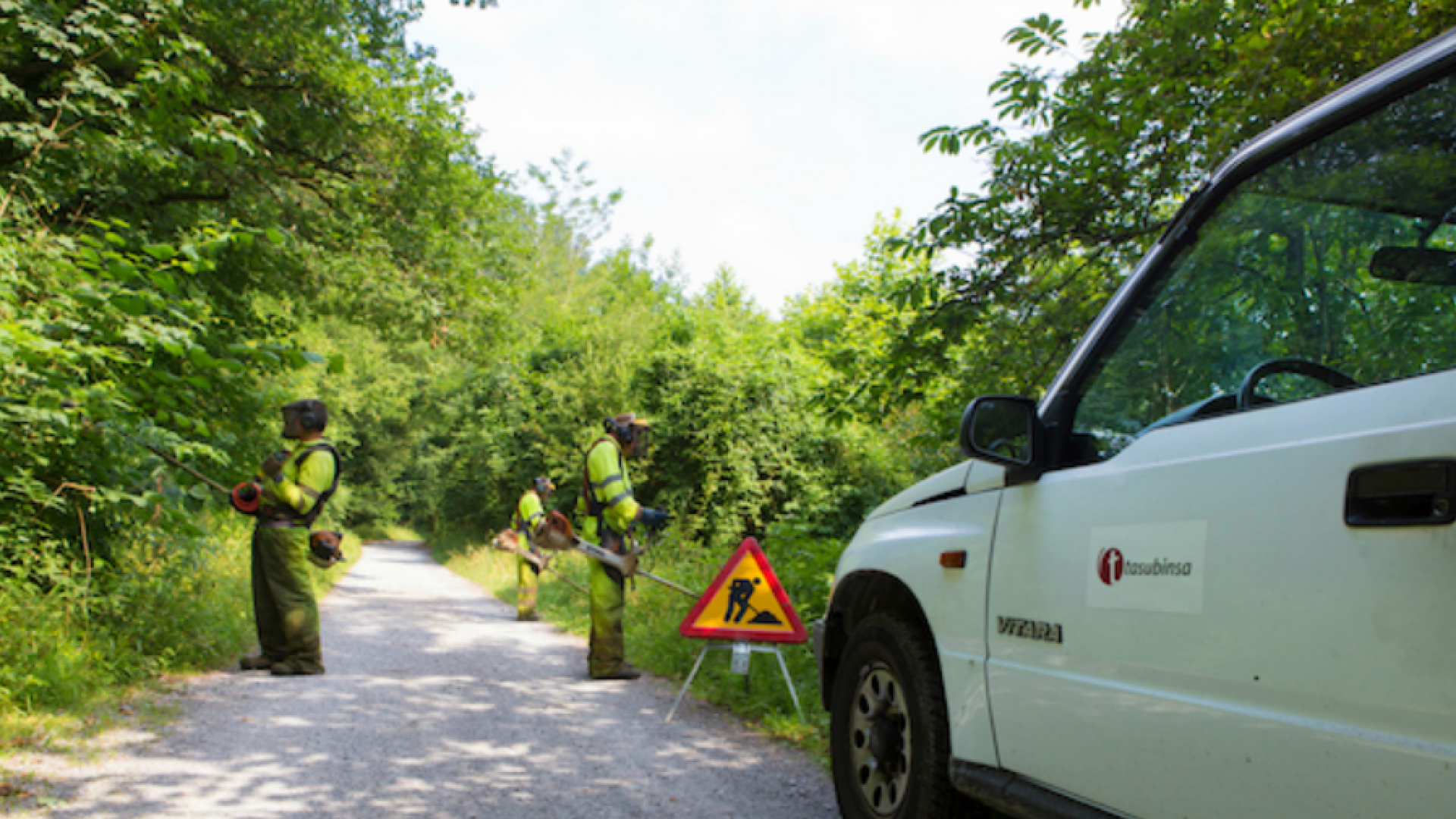 Tasubinsa realiza el desbroce en la Vía Verde del Bidasoa