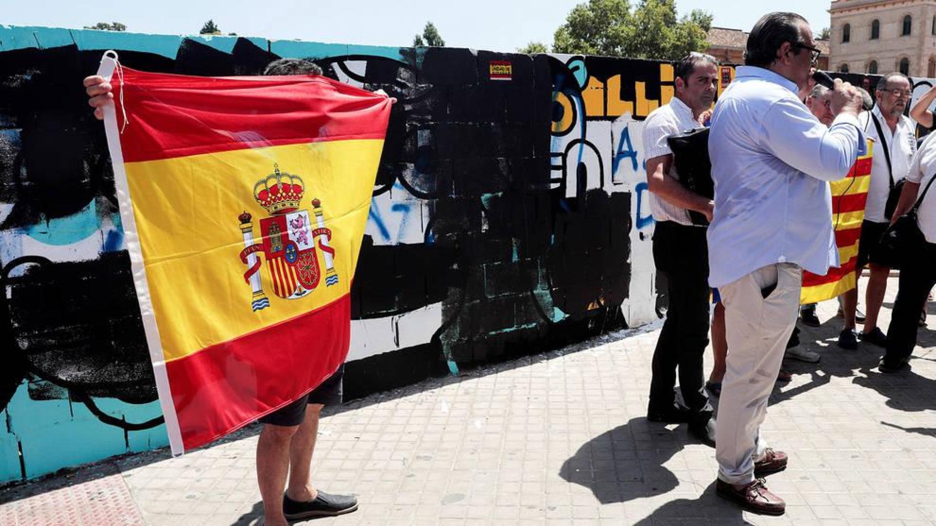 El autor del mural de Valencia asegura que "no hay apología del crimen"