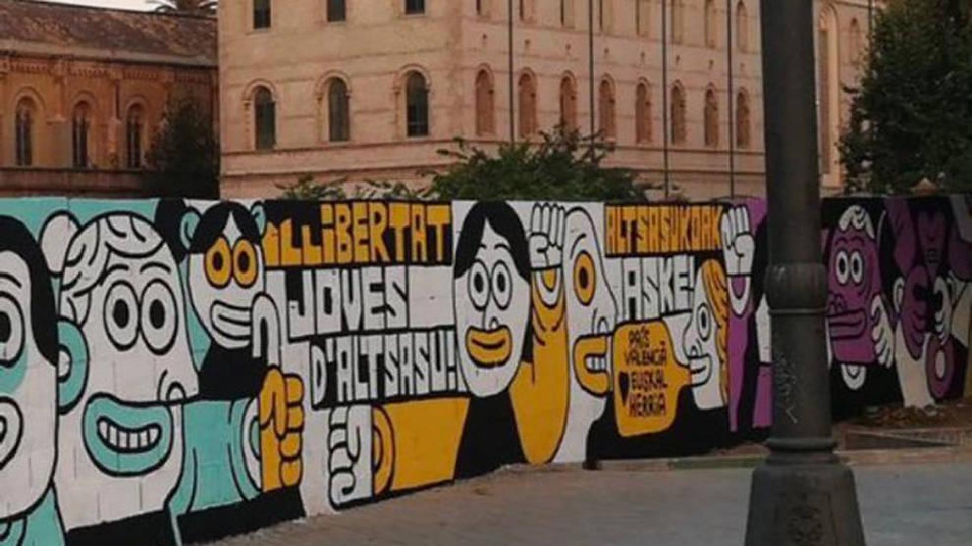 Manchan con espray un mural en Valencia que ensalza a los condenados de Alsasua