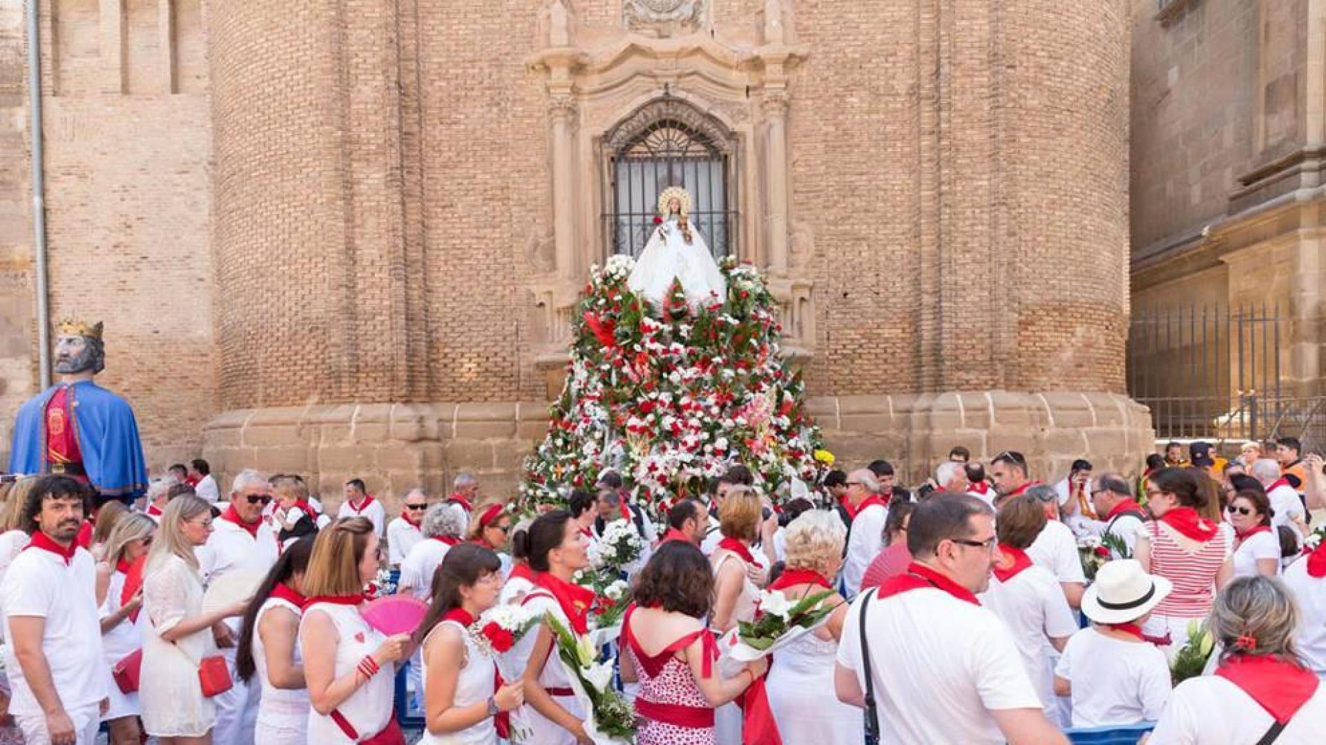 Miles de personas agasajan a Santa Ana en la ofrenda floral