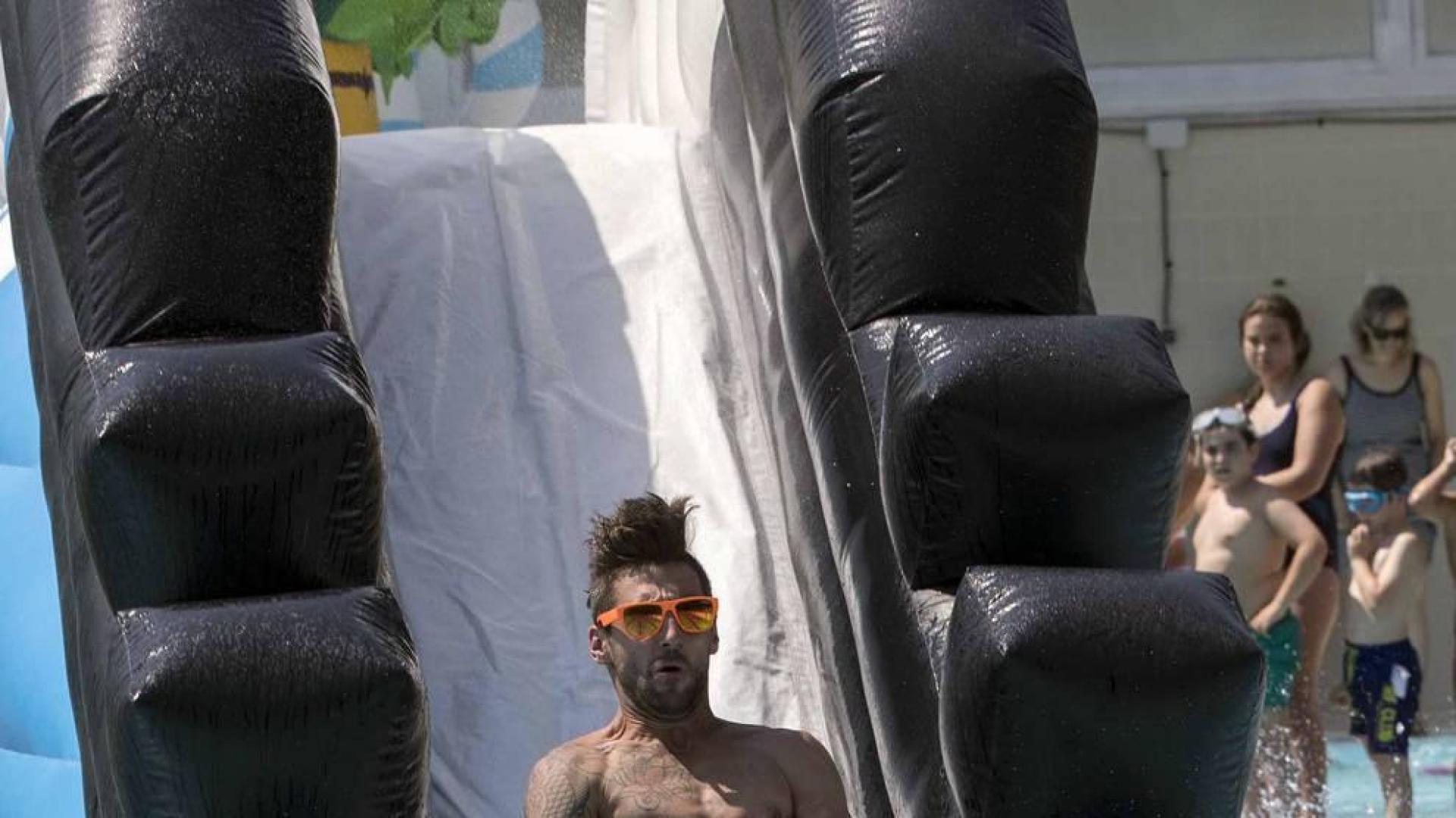 Fotos de los hinchables en la piscina por el Día de los niños y jóvenes en las fiestas de Elizondo (26 de julio)