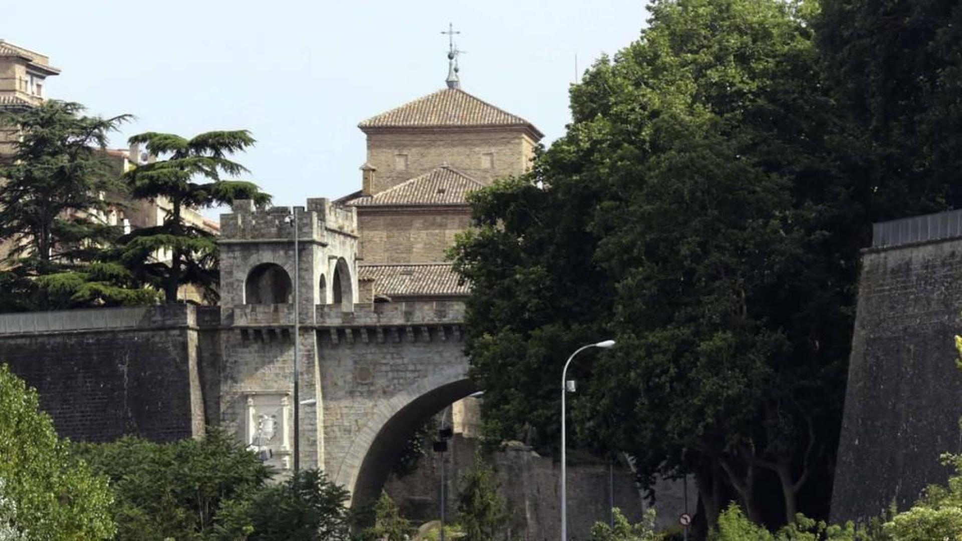 El bajo nivel del Arga deja a la vista el antiguo puente del Plazaola
