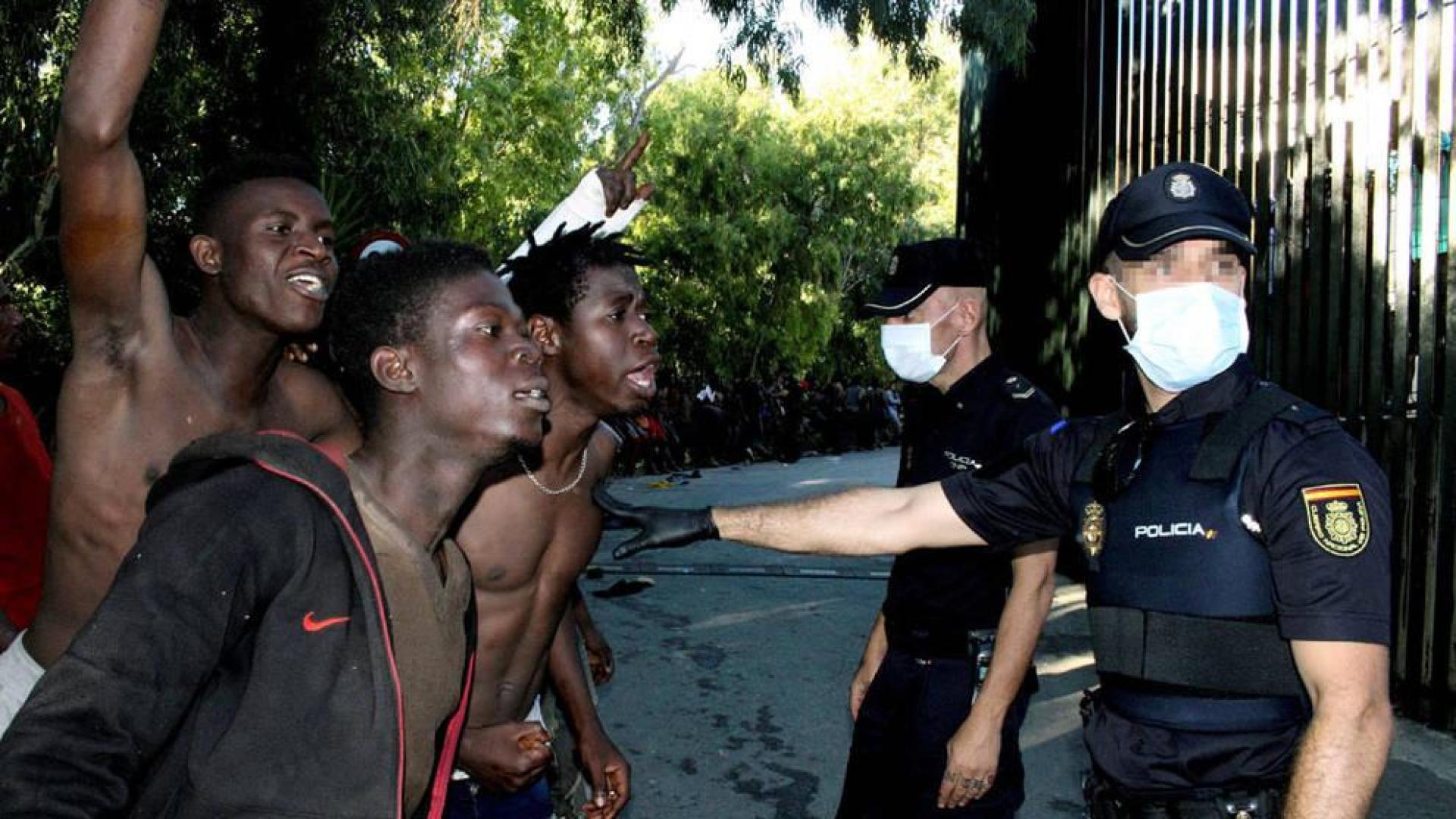 22 agentes heridos, algunos por cal viva, en un asalto a la valla de Ceuta