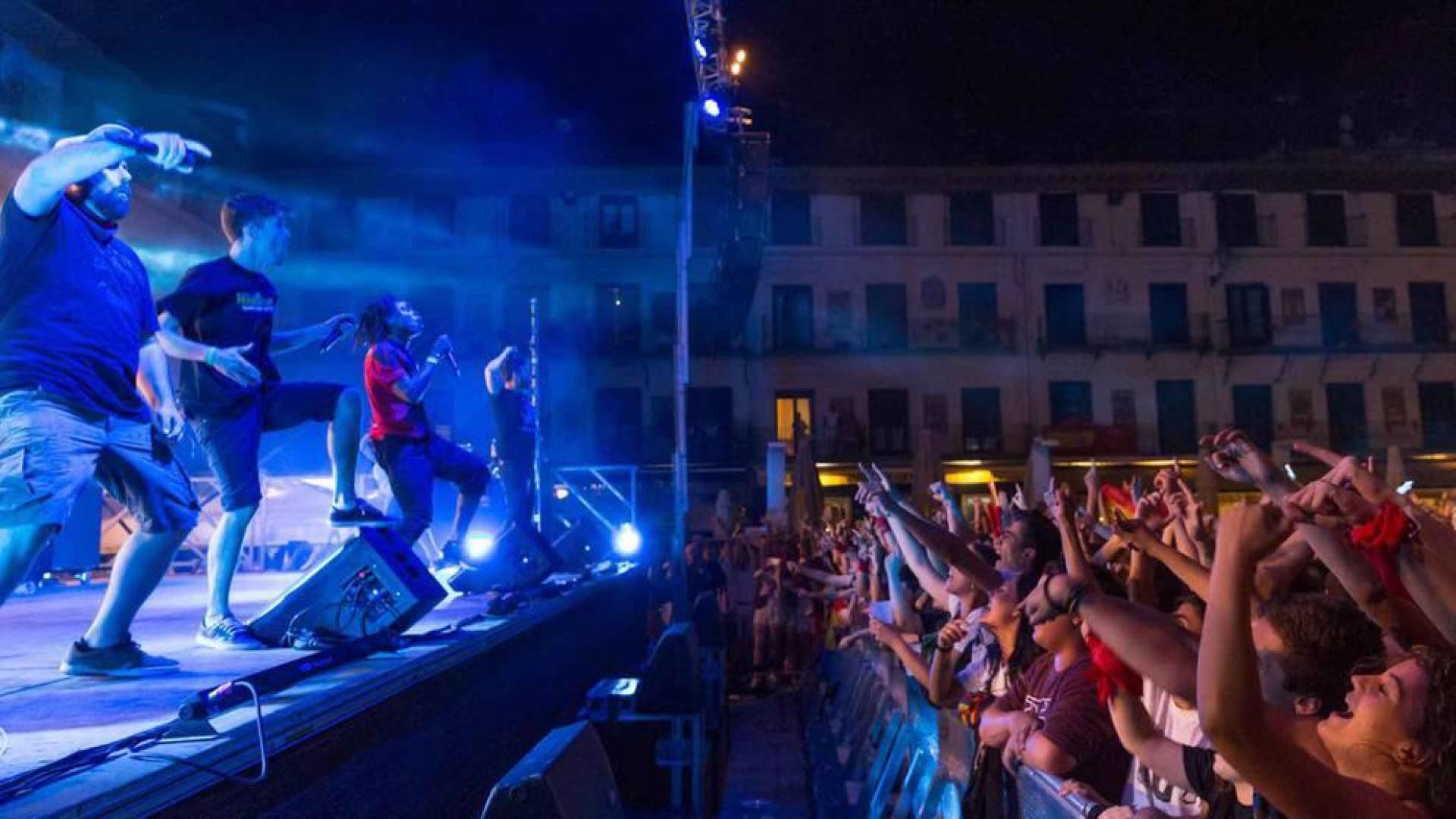 El público que esperaba el concierto de La Raíz impide la celebración de La Revoltosa