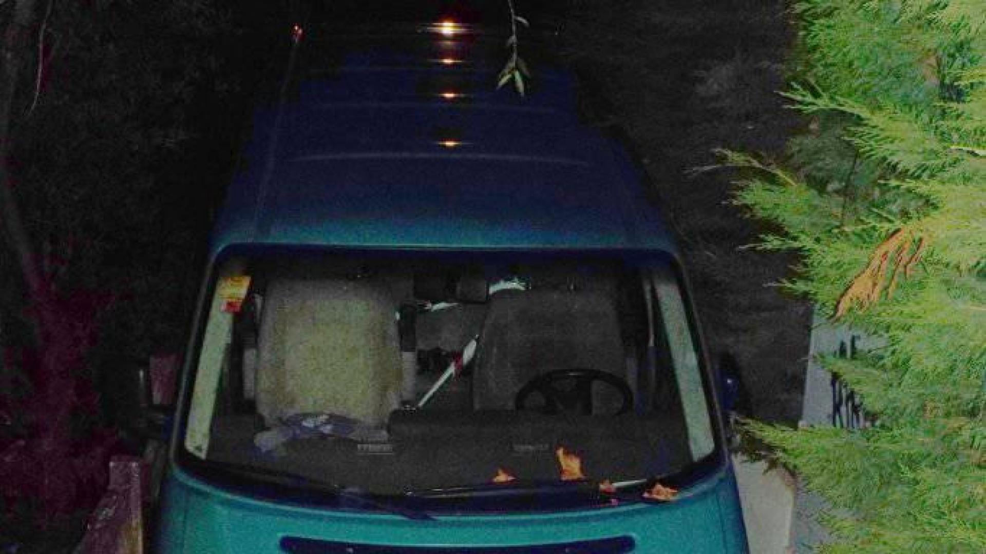 Se queda atascado en una zona peatonal con la furgoneta y da positivo en alcohol