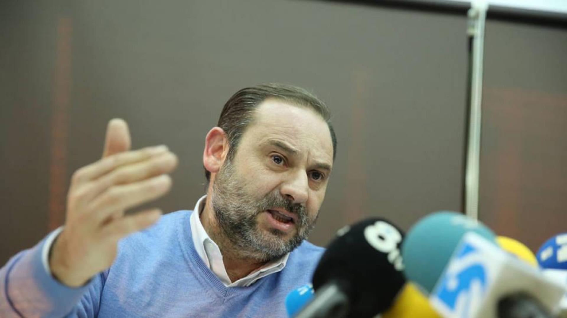 Ábalos, en Pamplona: "No se entiende la idea de mantener rígida la Constitución"