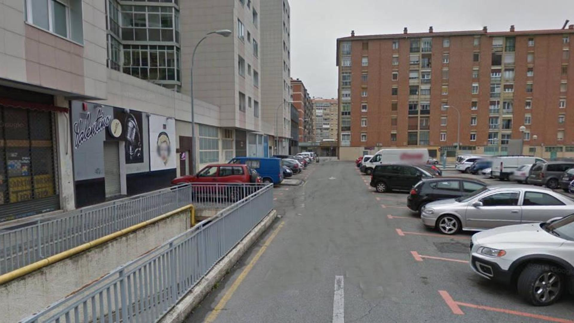 Dos heridos en Pamplona al golpear un coche con el puño y dar una patada a un portal