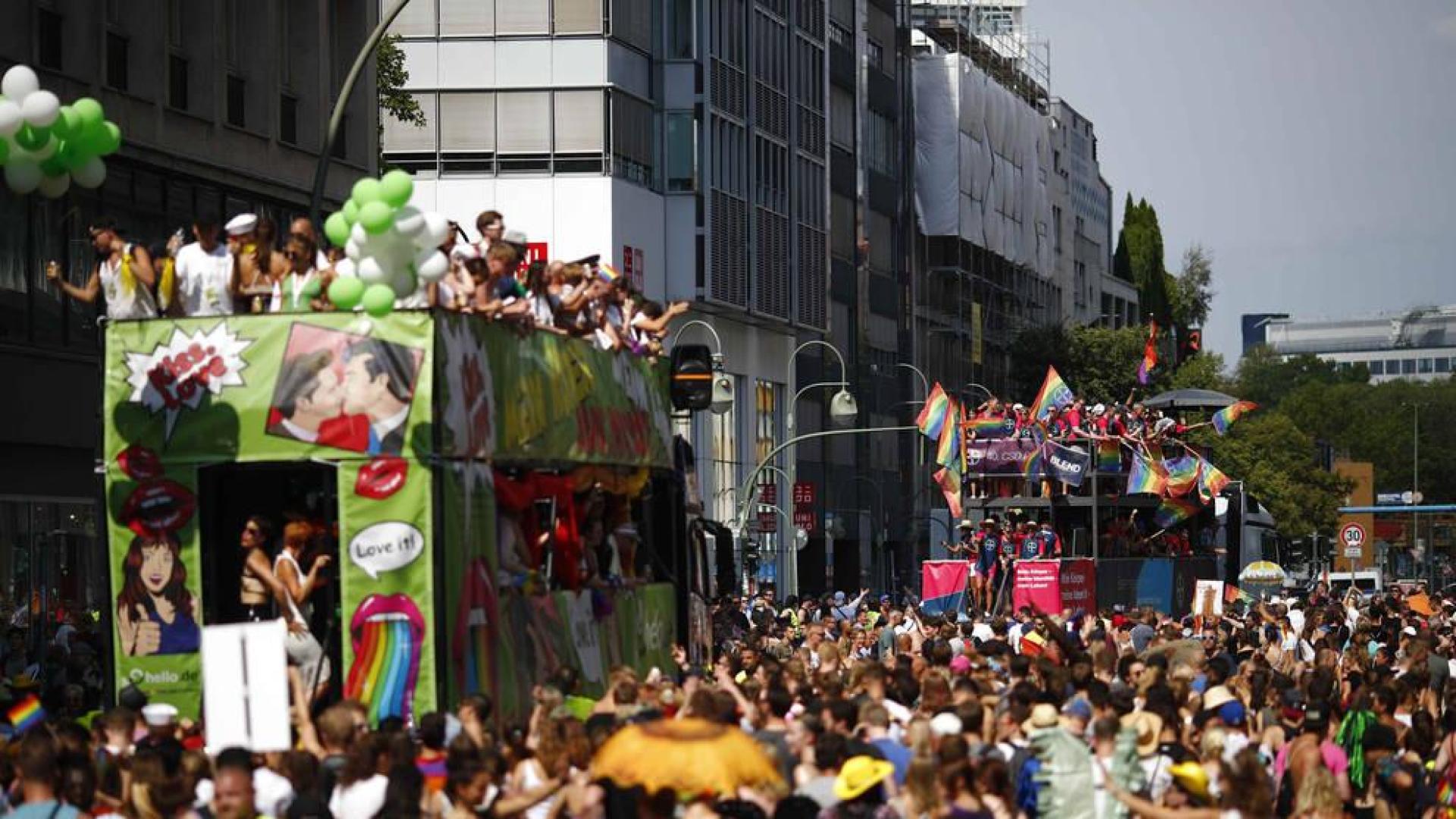 Berlín festeja el 40 aniversario de la marcha del orgullo LGTBI