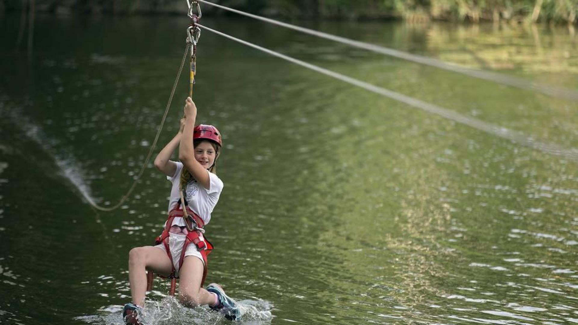 Actividades infantiles junto al río Ega en fiestas de Puente la Reina 2018, 28 de julio.