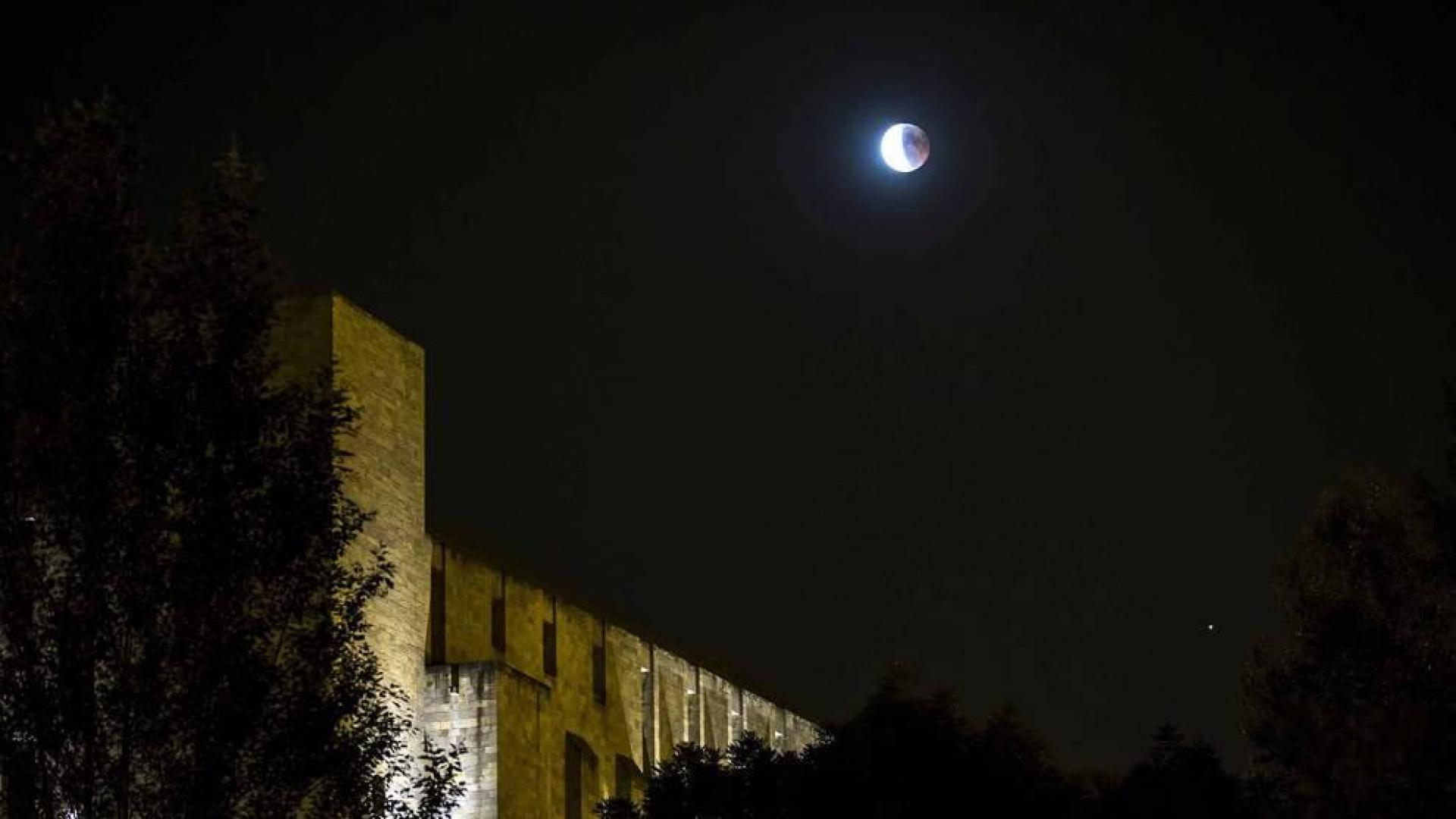 Fotos del eclipse lunar visto desde Navarra y otras partes del mundo (27 de julio de 2018)
