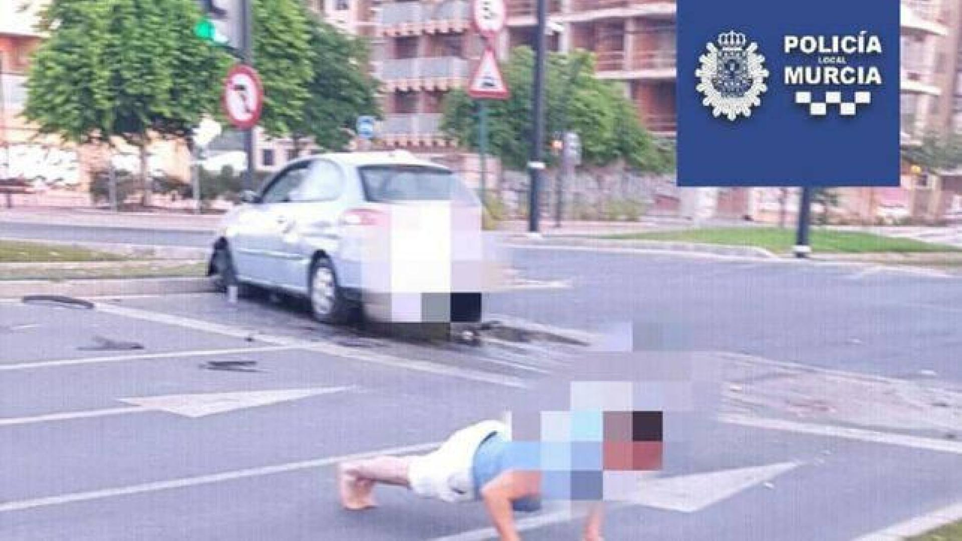 Decide hacer flexiones para rebajar la tasa de alcohol tras estrellar su coche en Murcia