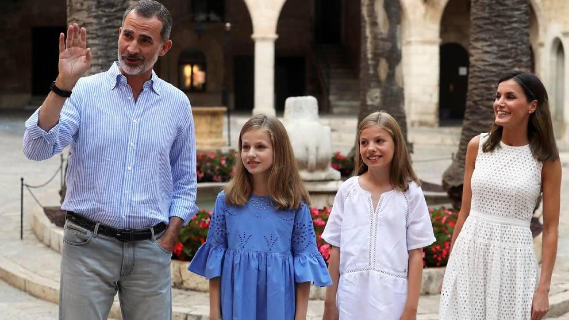 Los Reyes posan con sus hijas en Mallorca, esta vez en el Palacio de la Almudaina