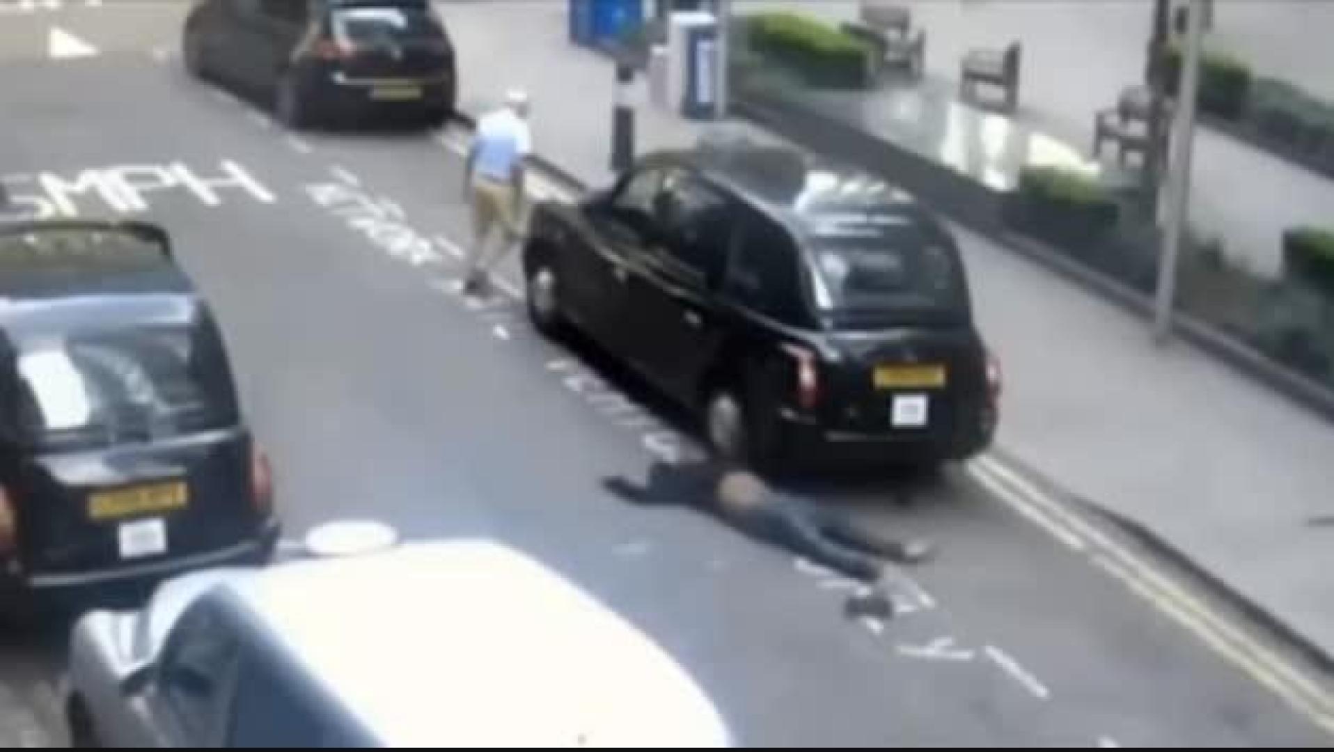 La policía de Londres busca a un taxista que abandonó a un hombre inconsciente en la calle
