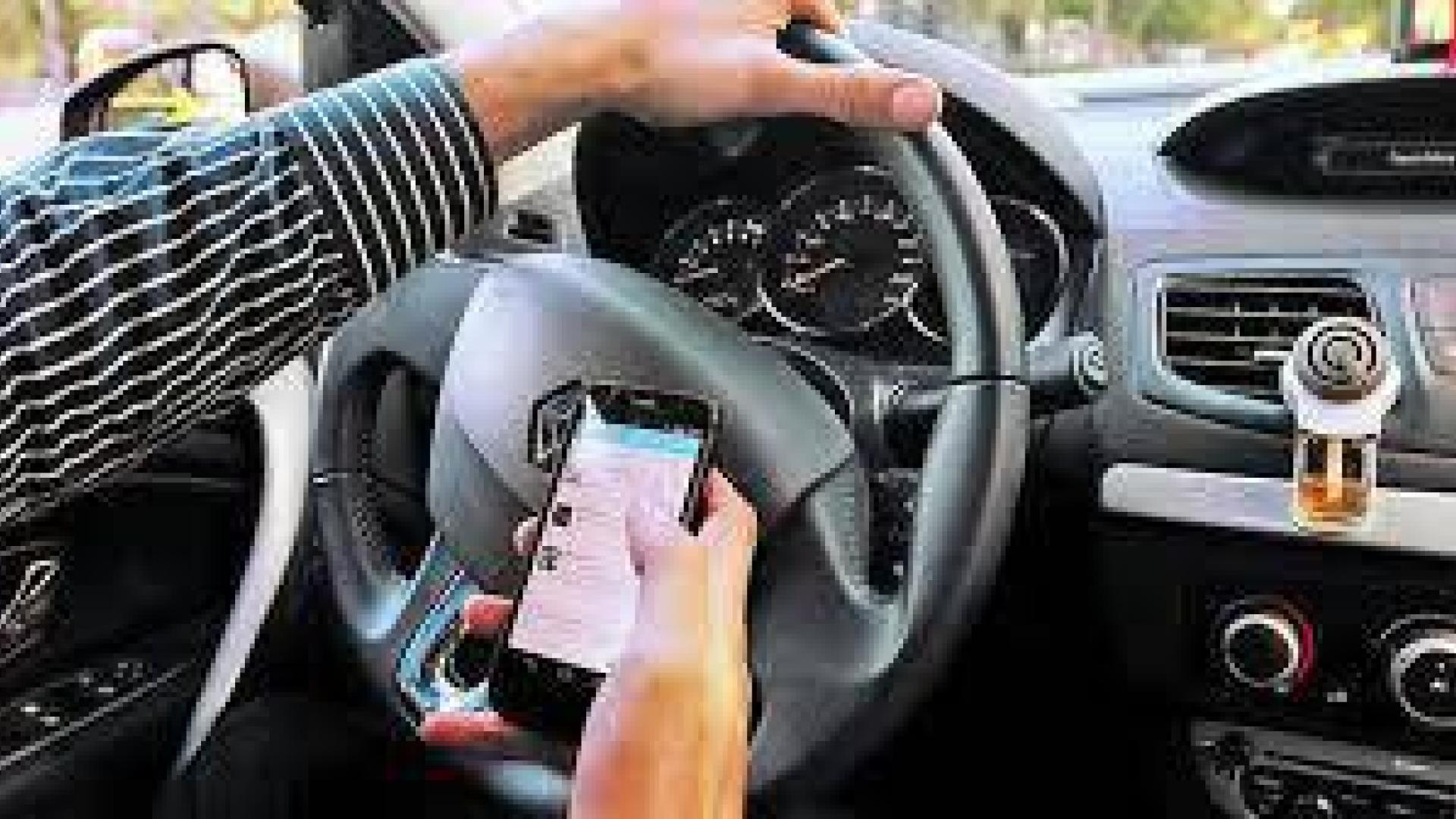 Tráfico prevé aumentar la sanción por usar el móvil conduciendo
