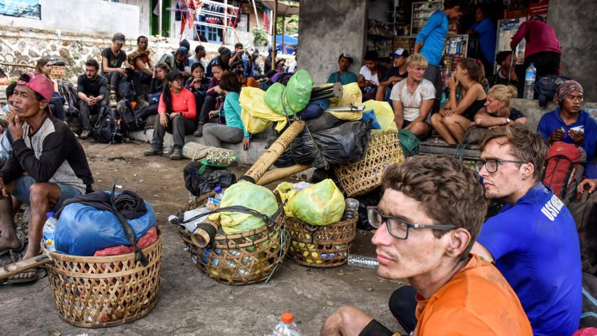 Tratan de rescatar a cientos de escaladores atrapados por el terremoto en Lombok