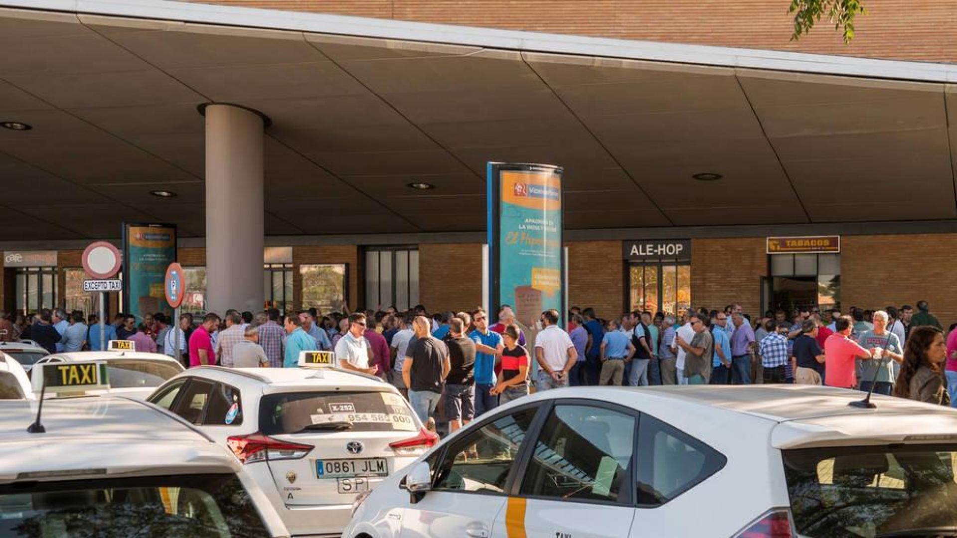 Asociaciones de taxistas mantienen la huelga pese a la nueva oferta del Gobierno