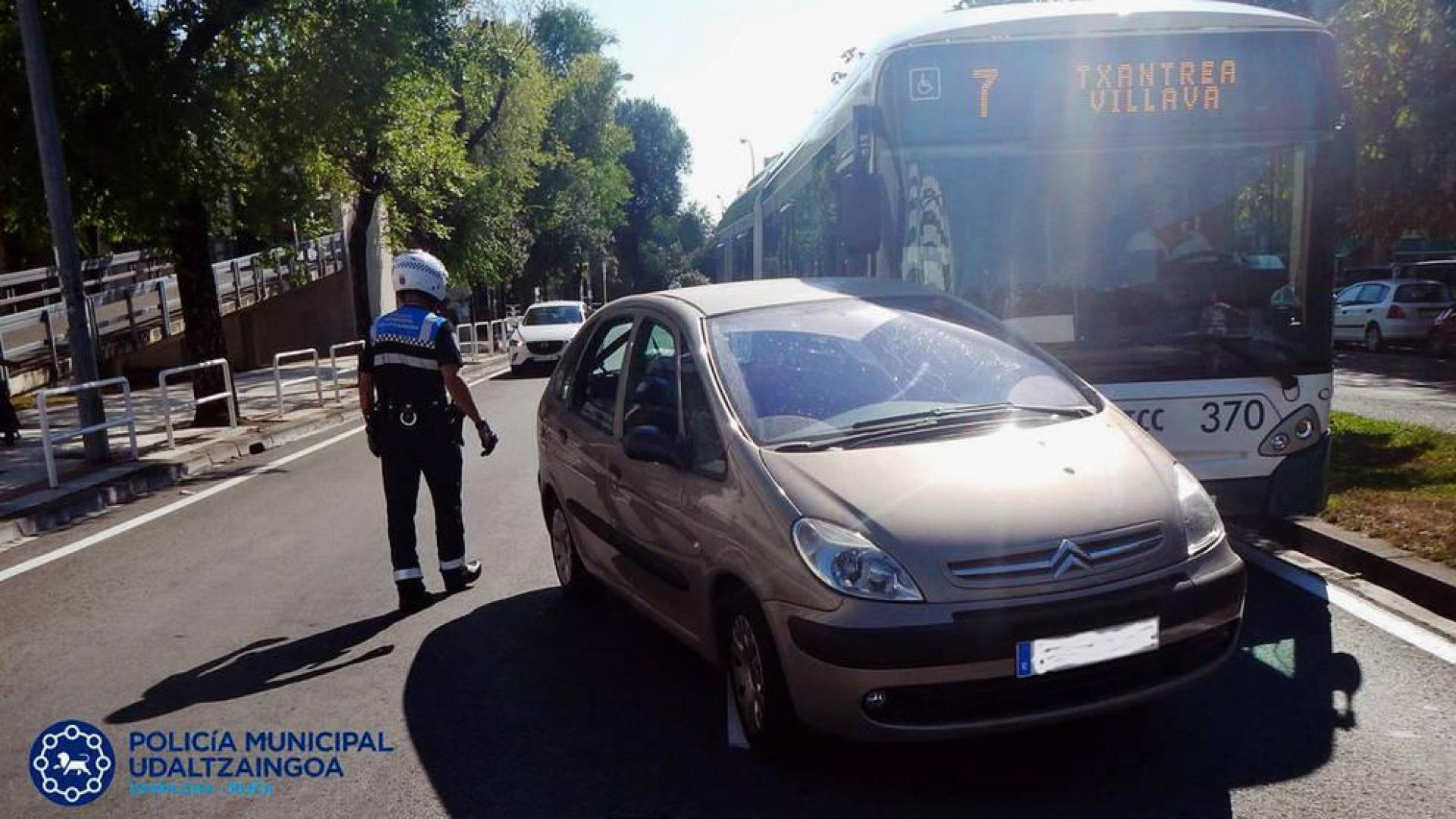 Una conductora choca contra una villavesa en Pamplona