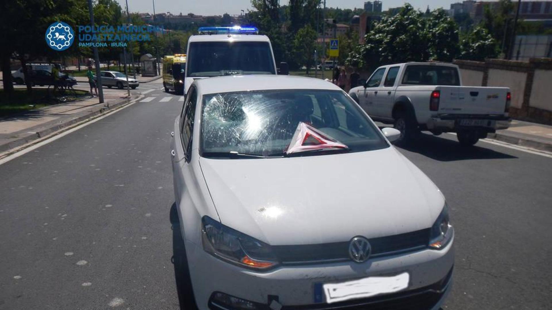Trasladado al CHN un ciclista al chocar contra un vehículo en Pamplona