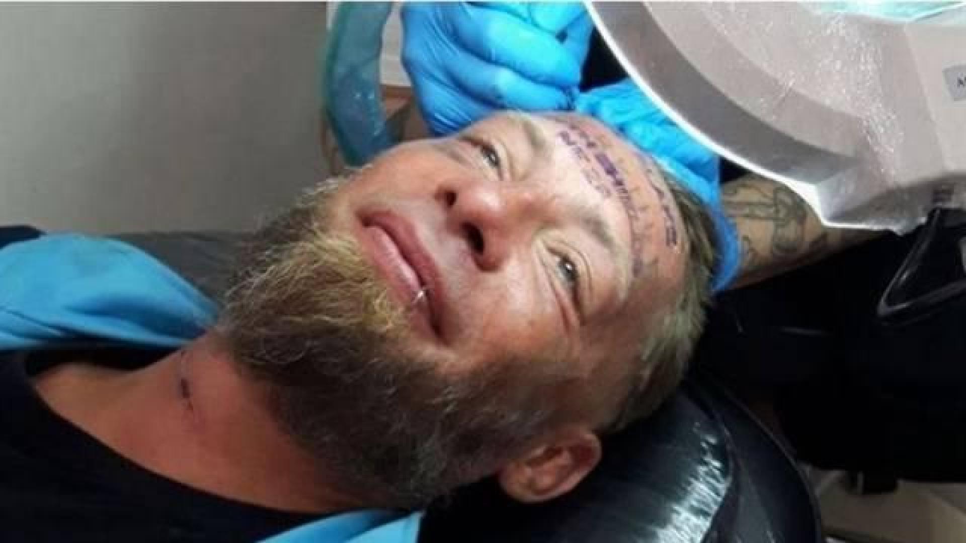 Investigan en Benidorm si un grupo de británicos pagó a un indigente por tatuarse la frente