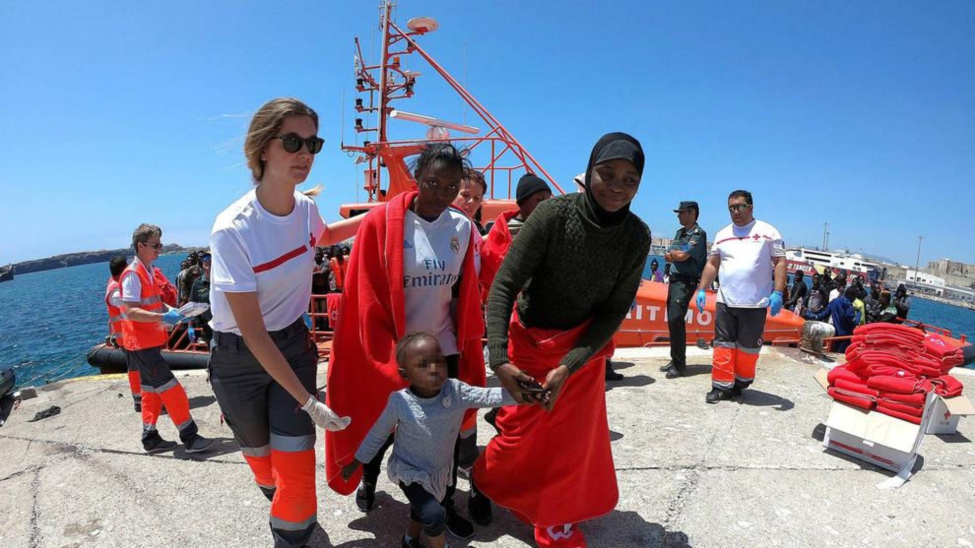 Rescatadas 216 personas de once pateras en el Estrecho, donde sigue la búsqueda