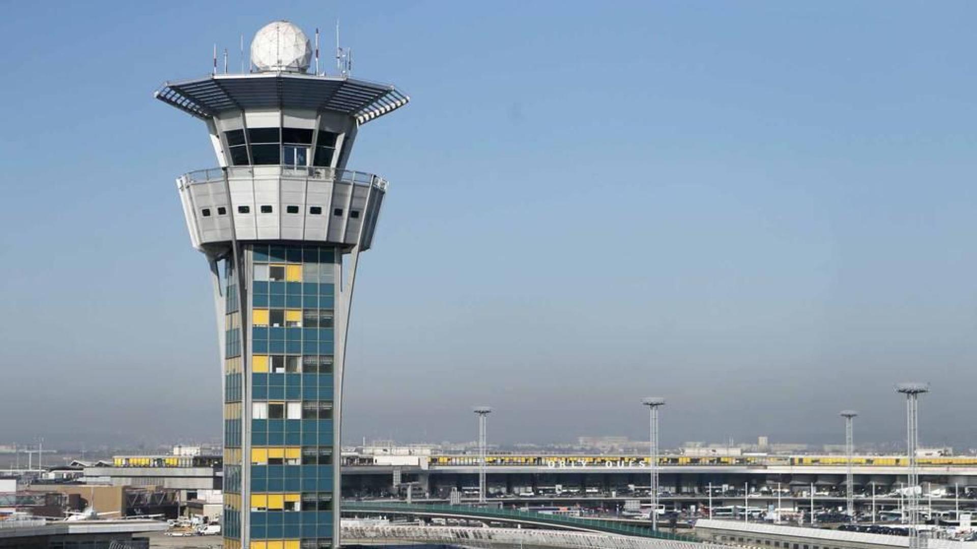 El aeropuerto de Orly de Paris ha sido evacuado esta mañana después de que un hombre fuese abatido por varios agentes de seguridad por arrebatar al arma a un soldado.
