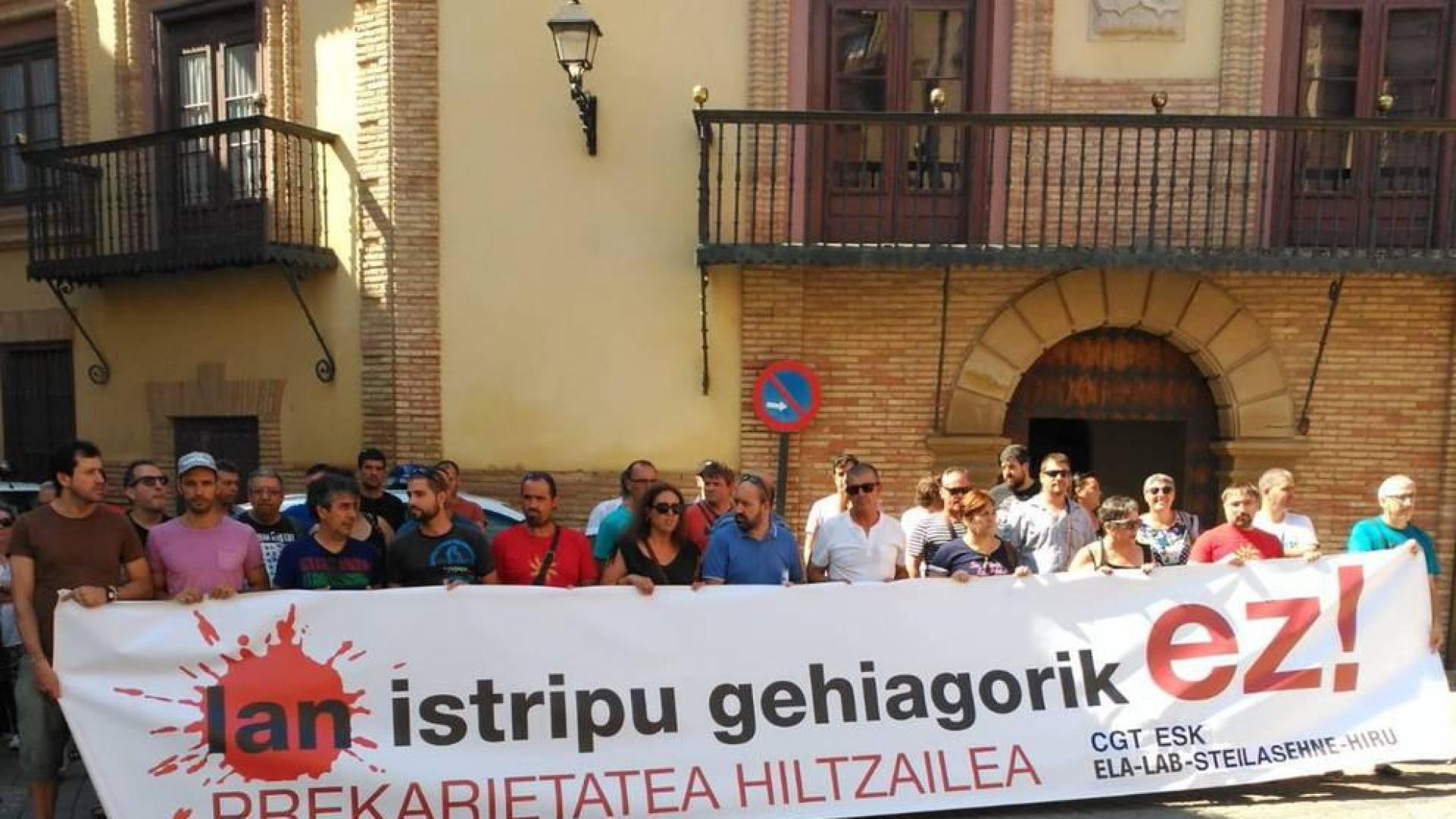 Concentración en Corella por los dos fallecidos en la depuradora