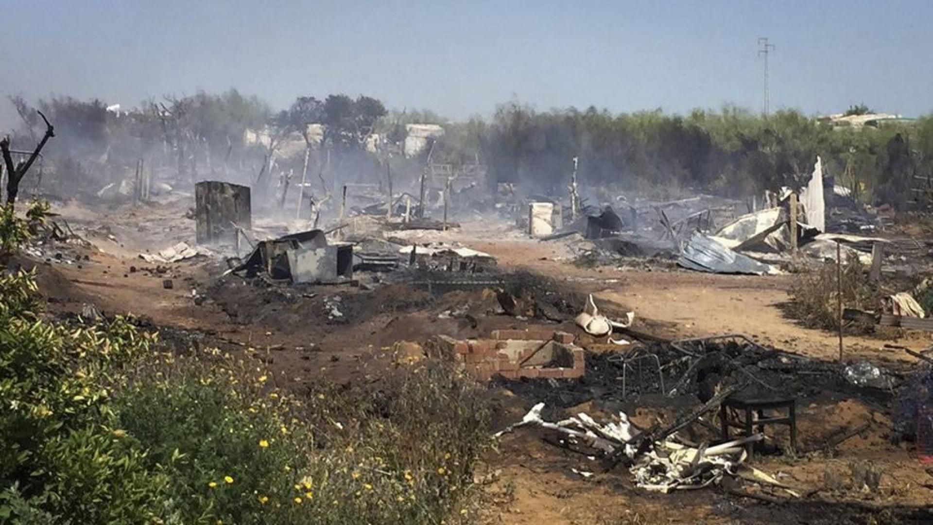 Declarado un incendio de grandes dimensiones en un poblado chabolista en Lepe