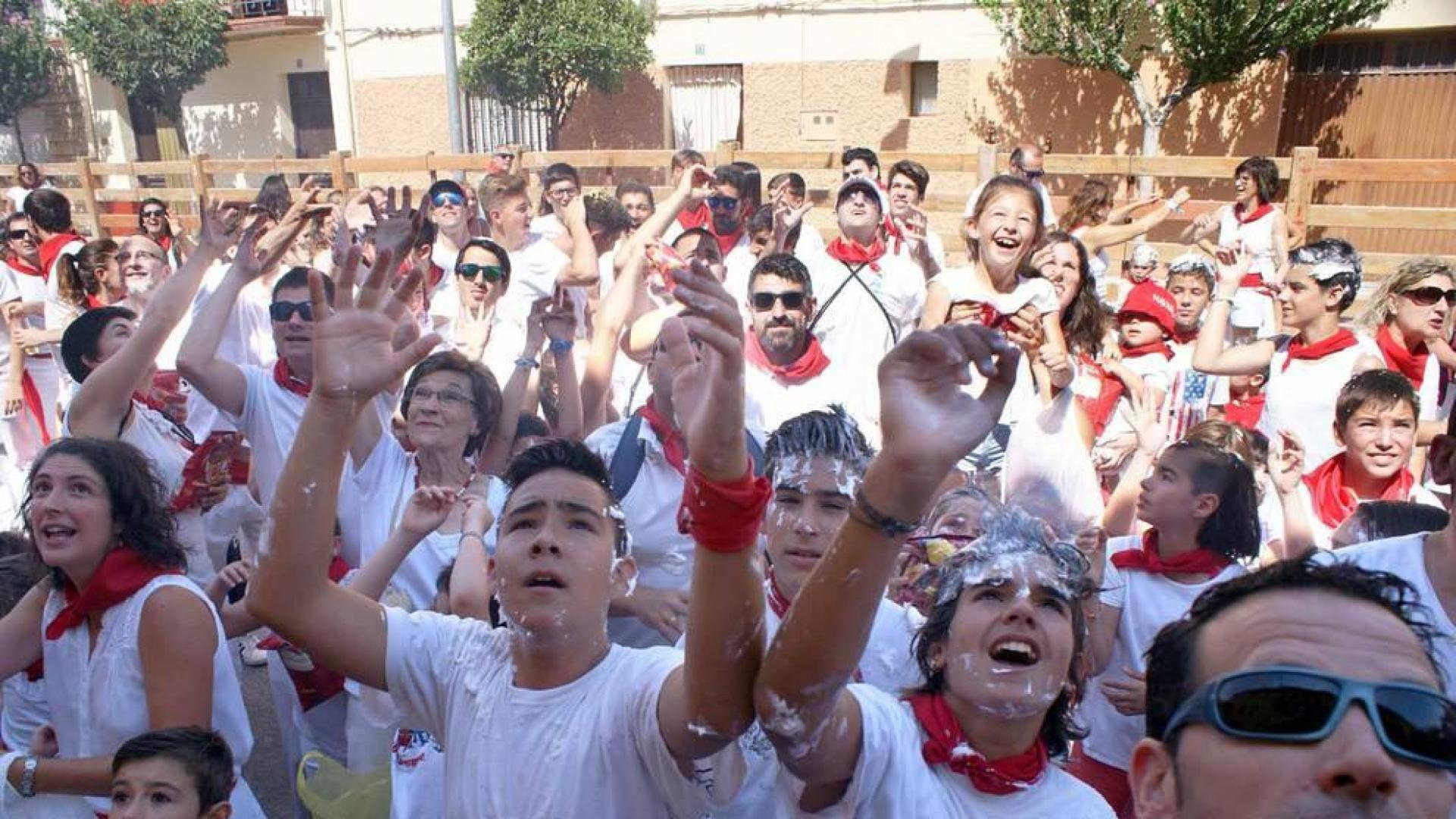 Miguel Baigorri, el vecino más anciano, con 90 años, fue el encargado de prender la mecha que dio comienzo a las fiestas de la localidad ribera