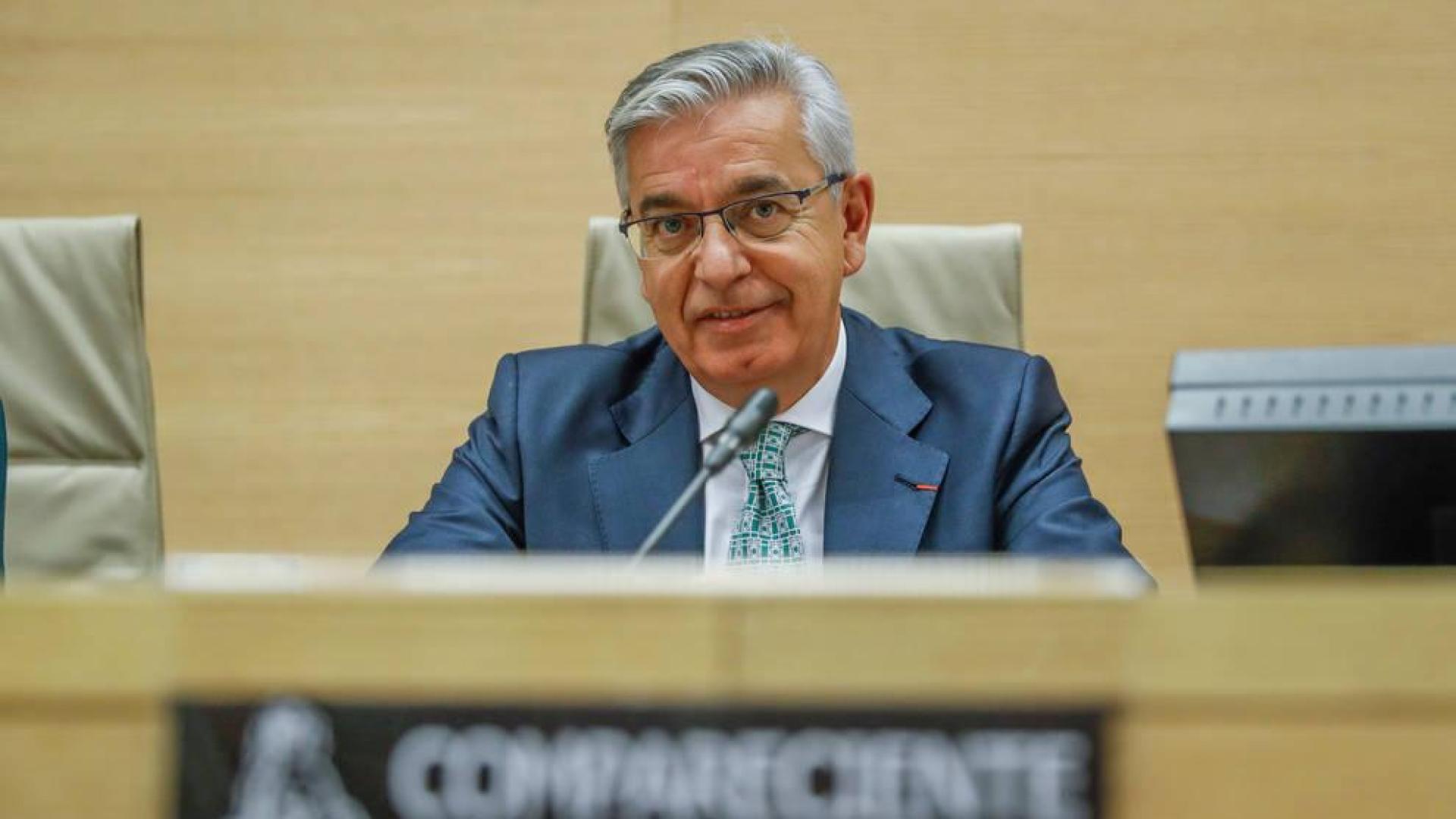 El coronel jefe de la UCO, Manuel Sánchez Corbí (d), durante su comparecencia en la comisión que investiga en el Congreso de los Diputados la presunta financiación ilegal del Partido Popular.