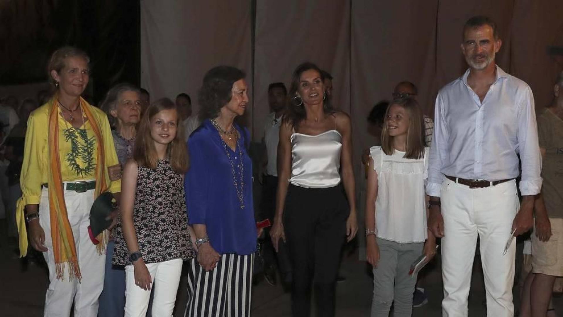 Los Reyes y sus hijas disfrutan de un concierto de Ara Malikian con doña Sofía