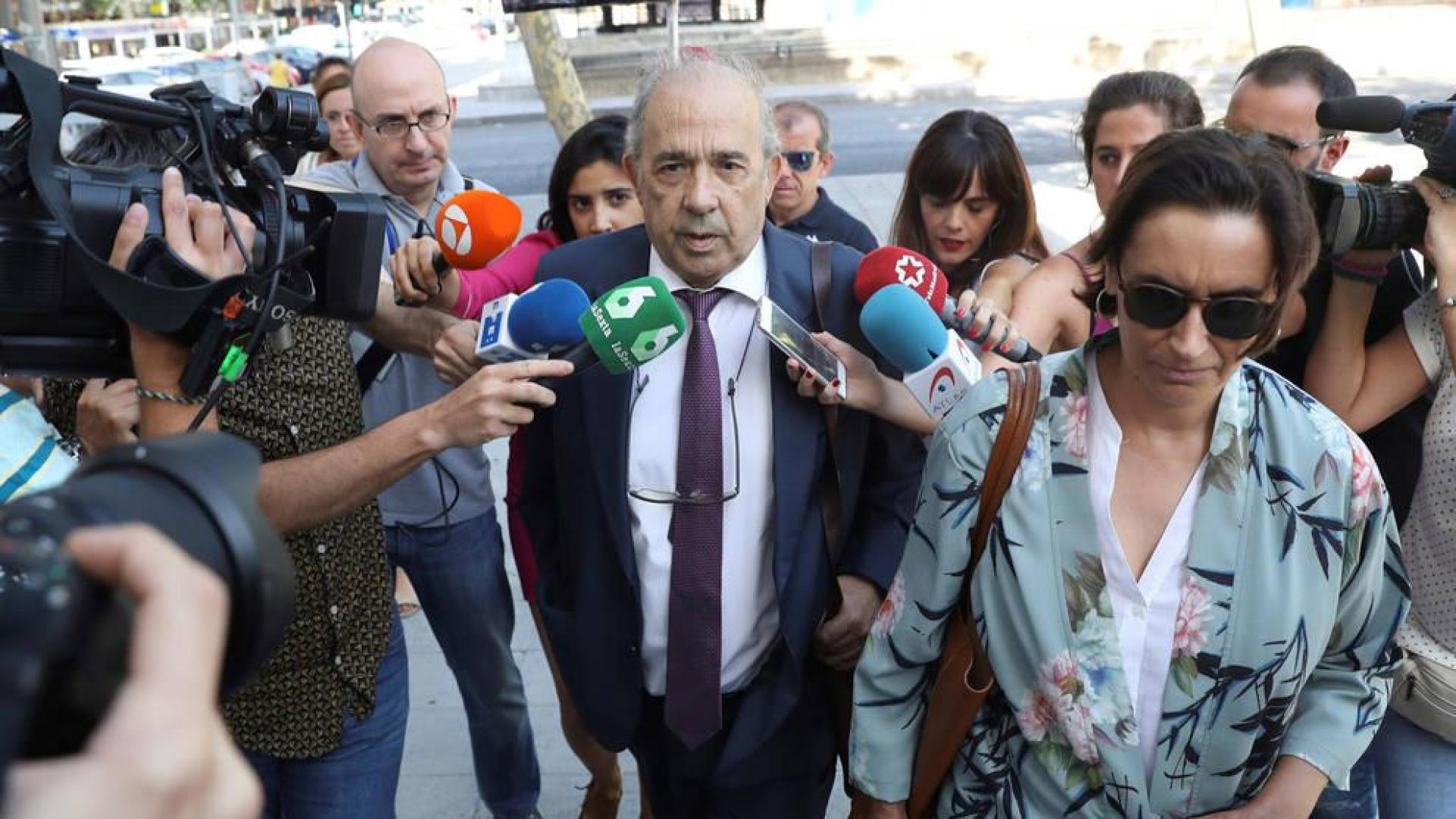 La jueza mantiene imputadas a tres alumnas que aprobaron el máster como Casado